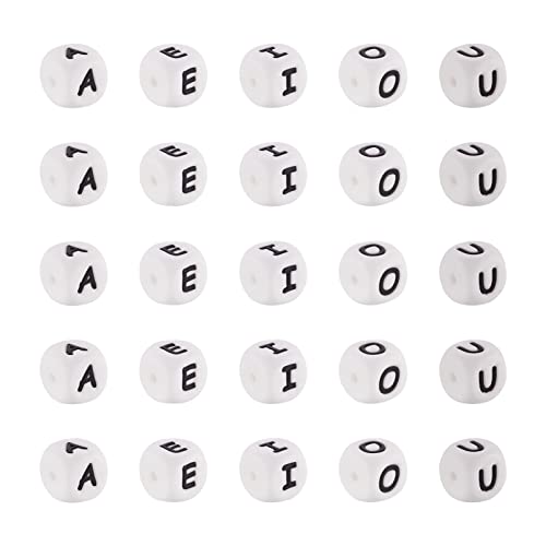 FASHEWELRY 50 Stück Würfelbuchstaben-Silikonperlen 12 x 12 mm weißer kubischer Buchstabe A E I O U Vowel Perlen für DIY Armband, Halsketten, Kettenherstellung, 2 mm Loch von FASHEWELRY