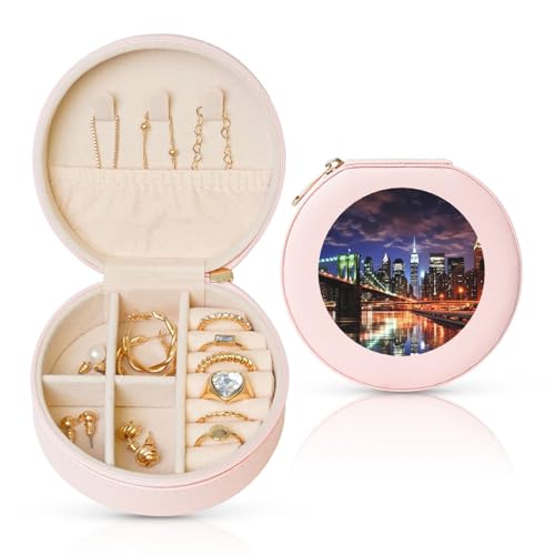 FHEBNDS Leder-Reise-Schmuckkästchen für Frauen, Geburtstagsgeschenke, New York Night Schmuckschatulle mit Reißverschluss, klein, rund, Schmuck-Organizer, Aufbewahrungsbox für Ringe, Ohrringe FHEBNDS Leder-Reise-Schmuckkästchen für Frauen, Geburtstagsgeschenke, New York Night Schmuckschatulle mit Reißverschluss, klein, rund, Schmuck-Organizer, Aufbewahrungsbox für Ringe, Ohrringe von FHEBNDS