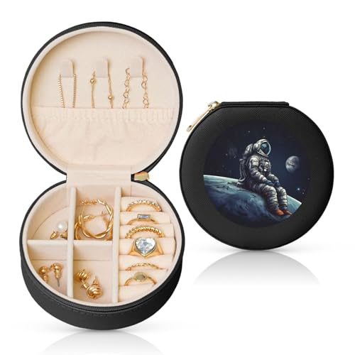 FHEBNDS Reise-Schmuckkästchen aus Leder für Frauen, Geburtstagsgeschenke, Astronauten-Schmuckschatulle mit Reißverschluss, klein, rund, Schmuck-Organizer, Aufbewahrungsbox für Ringe, Ohrringe FHEBNDS Reise-Schmuckkästchen aus Leder für Frauen, Geburtstagsgeschenke, Astronauten-Schmuckschatulle mit Reißverschluss, klein, rund, Schmuck-Organizer, Aufbewahrungsbox für Ringe, Ohrringe von FHEBNDS