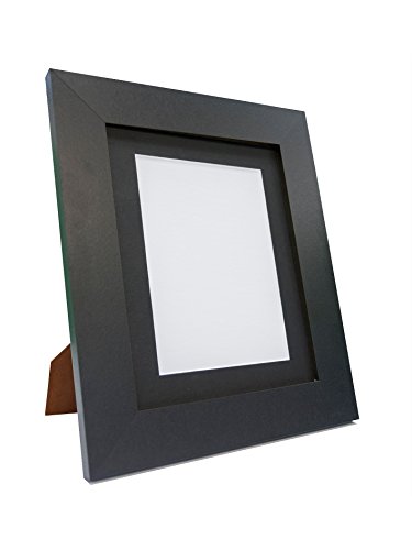 Frames By Post Metro schwarzer Bilderrahmen mit Passepartout in weiß, schwarz, hellgrau, dunkelgrau, elfenbein oder rosa, holz, Black Mount, 24" x 18" For Pic Size 18" x 12" (Plastic Glass) von FRAMES BY POST