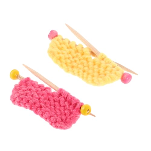 FRCOLOR 2 Miniatur Strickmützen aus Weichem Wollgarn Dekorative Puppenhüte für Puppenhaus Zubehör Charmante Deko für Zuhause Büro und Handgefertigte Warme Accessoires von FRCOLOR