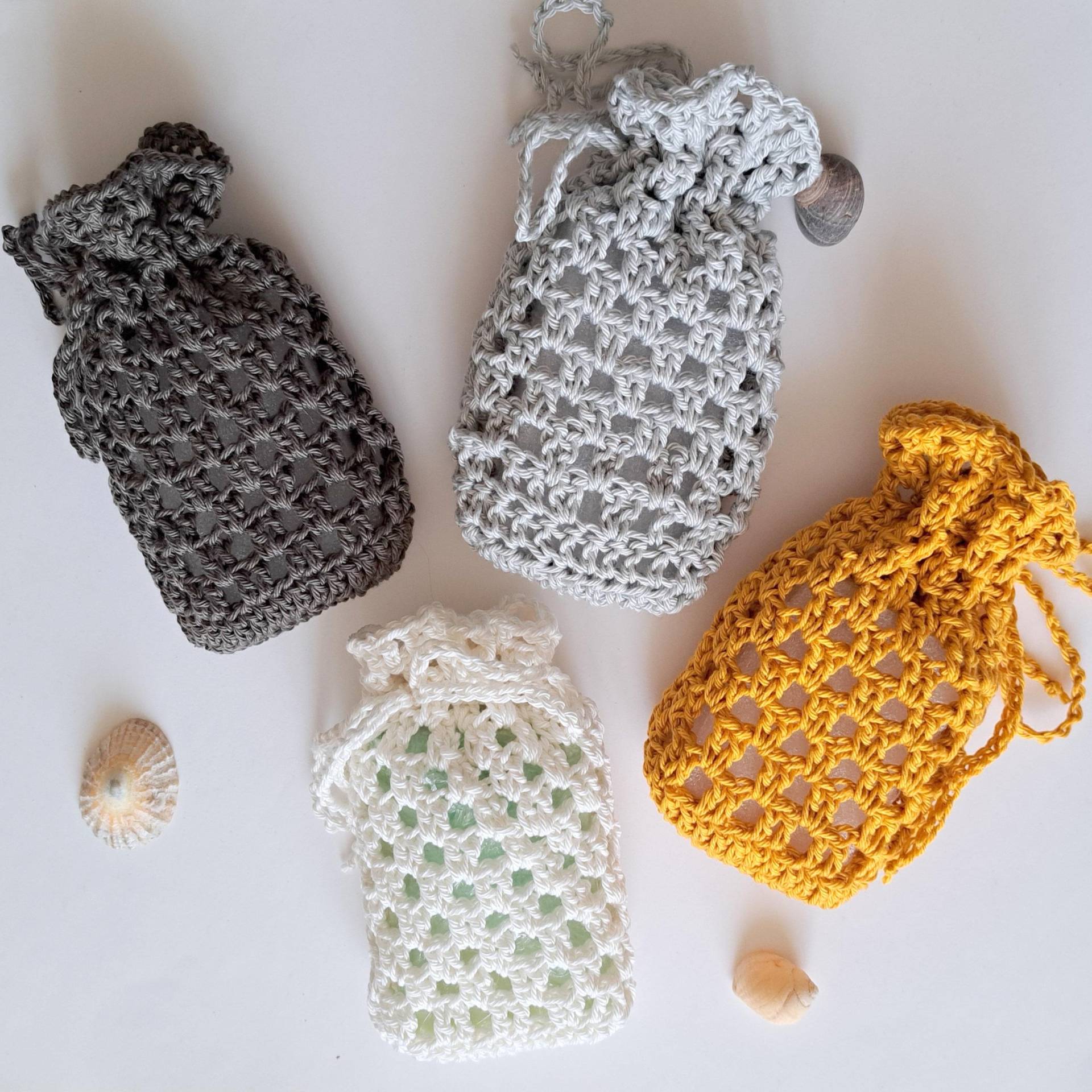 Nachhaltige Seifensäckchen, Duftsäcken, Baumwollgarn, Unifarben in Fango, Silber, Natur, Gold, Gehäkelt, 9 X 13 cm Nachhaltige Seifensäckchen, Duftsäcken, Baumwollgarn, Unifarben in Fango, Silber, Natur, Gold, Gehäkelt, 9 X 13 cm von Fadenwerkque