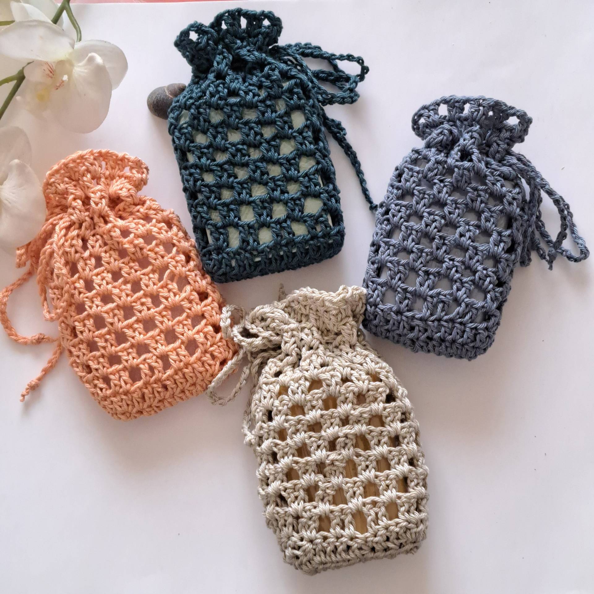 Nachhaltige Seifensäckchen Aus Baumwollgarn, Duftsäckchen, Unifarben, Versch. Farben Aprikot, Agave, Stein, Leinen, 8 X 13 cm Nachhaltige Seifensäckchen Aus Baumwollgarn, Duftsäckchen, Unifarben, Versch. Farben Aprikot, Agave, Stein, Leinen, 8 X 13 cm von Fadenwerkque