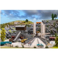 Betonmischwerk mit Kies-Verladesilo Betonmischwerk mit Kies-Verladesilo von Faller