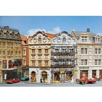 Winkel-Stadthaus mit Malergerüst von Faller