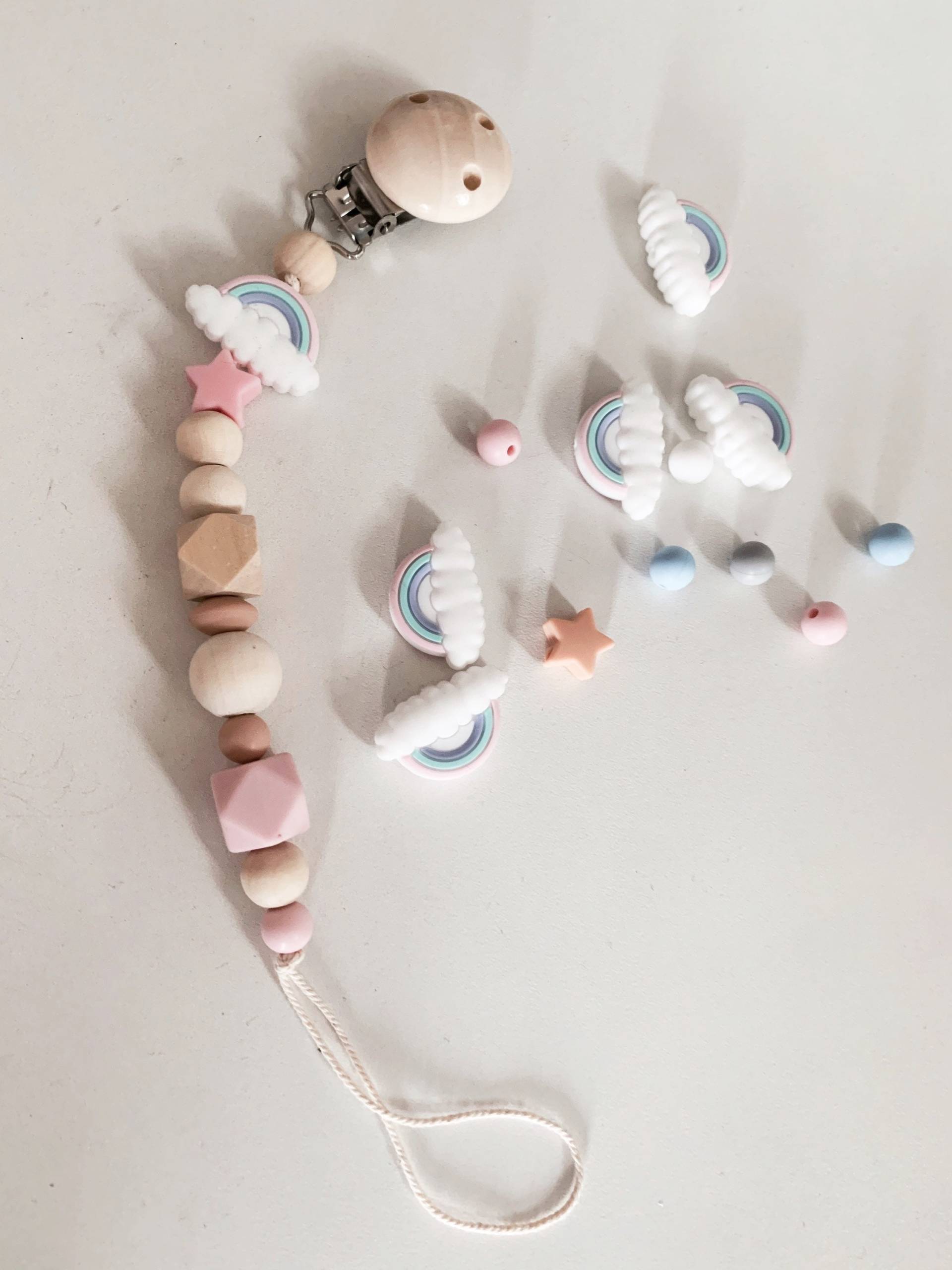Schnullerkette Mit Name, Aus Holz Und Silikonperlen. Rainbow, Geschenkidee Schnullerkette Mit Name, Aus Holz Und Silikonperlen. Rainbow, Geschenkidee von FancylittlethingsDE