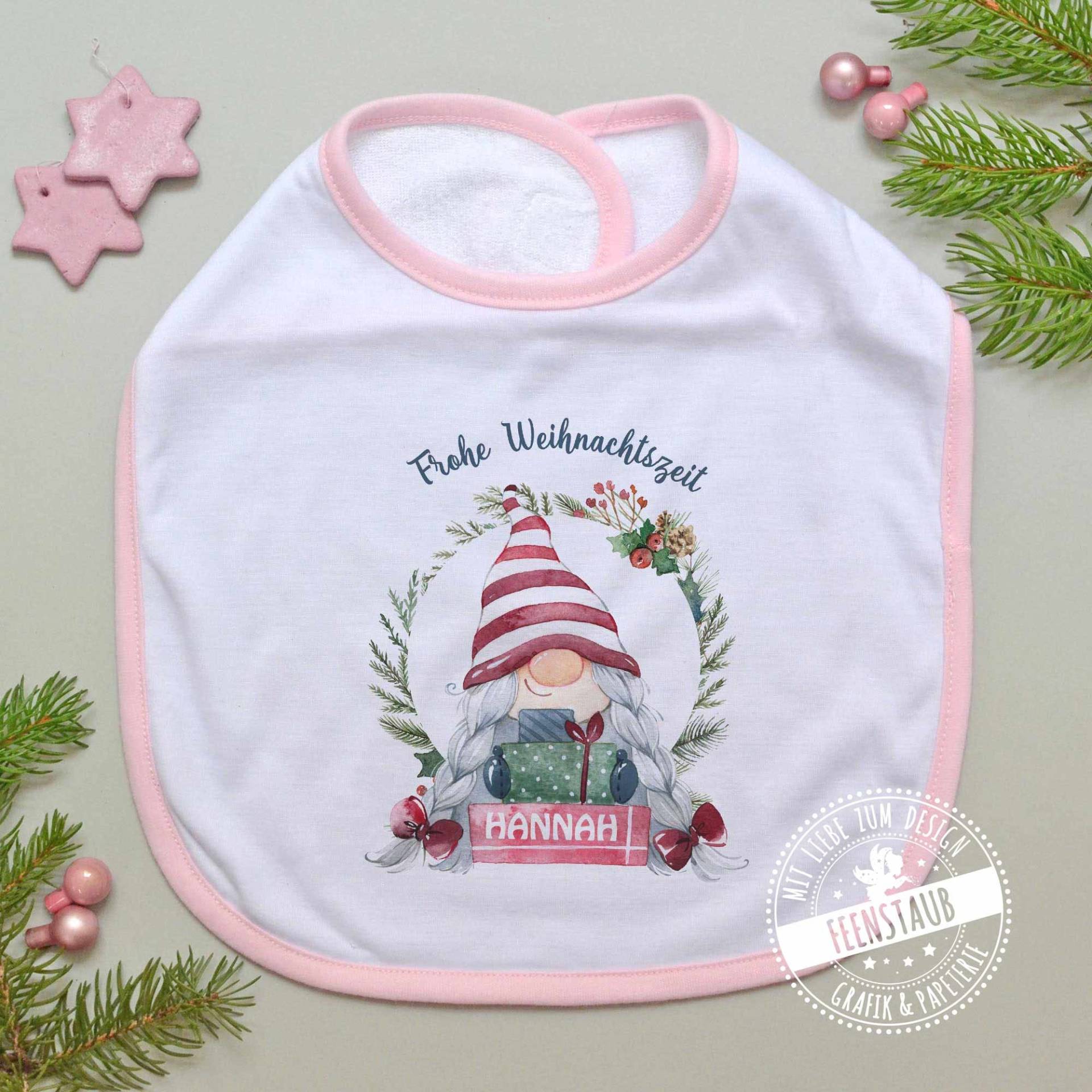 Weihnachten Baby-Lätzchen Personalisiert Mit Namen Und Weihnachtsgnom Weihnachtszwerg Mädchen, Erstes Weihnachtsfest, Geschenk Zum Nikolaus Weihnachten Baby-Lätzchen Personalisiert Mit Namen Und Weihnachtsgnom Weihnachtszwerg Mädchen, Erstes Weihnachtsfest, Geschenk Zum Nikolaus von FeenstaubHandmade