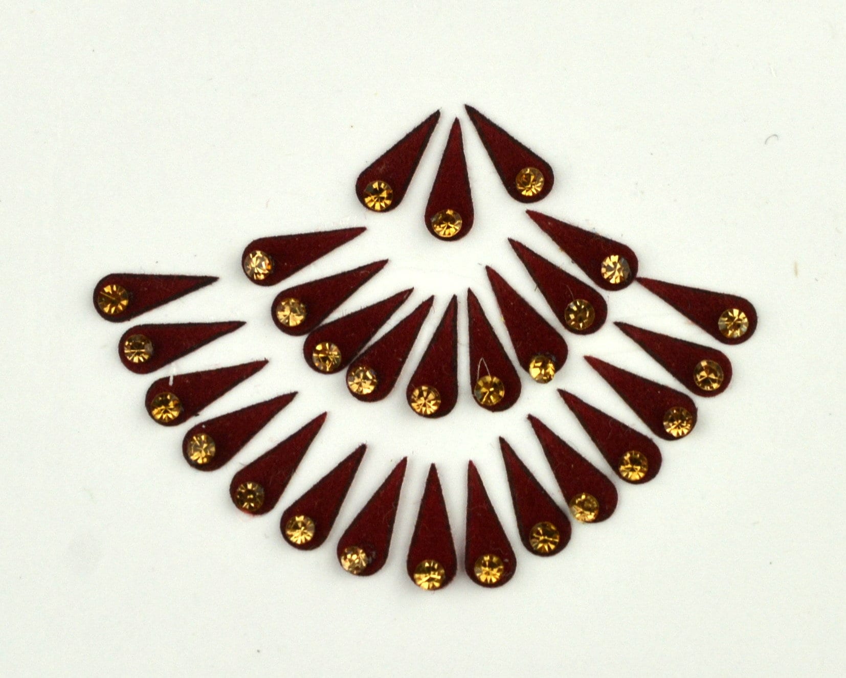 Kastanienbraune Birnen-Form-Kristall Bindi Zum Verkauf, Reines Samt-Kastanienbraun Tilak Tattoo Körperjuwelen Kastanienbraune Birnen-Form-Kristall Bindi Zum Verkauf, Reines Samt-Kastanienbraun Tilak Tattoo Körperjuwelen von FeminaDeals