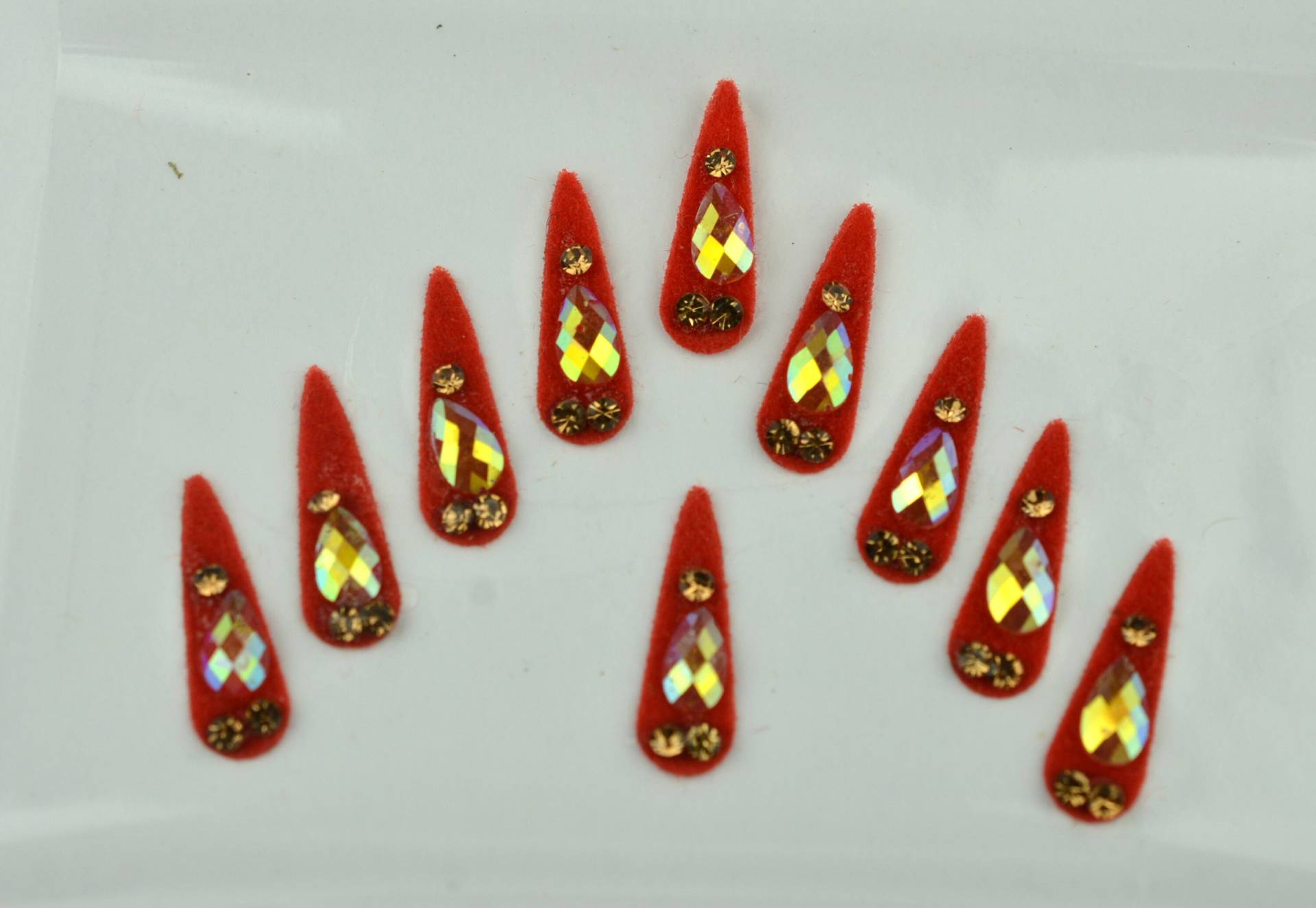 Rote Farbe Birnenform Kristall Bindis, Hochzeit Gesicht Bollywood Selbstklebende Aufkleber, Weihnachtsgeschenk von FeminaDeals