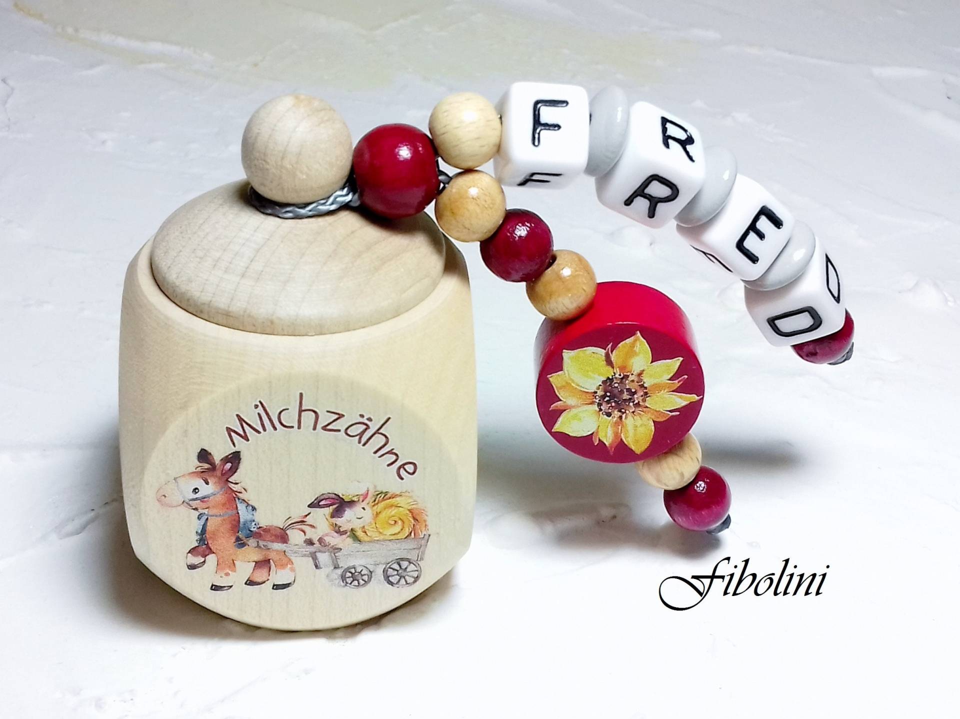 Milchzahndose "Erntezeit". Einschulung, Kindergeburtstag, Holzperlen, Schule, Aufbewahrung, Erinnerungsbox, Dose, Zahn, Pferd, Wagen, Blume Milchzahndose "Erntezeit". Einschulung, Kindergeburtstag, Holzperlen, Schule, Aufbewahrung, Erinnerungsbox, Dose, Zahn, Pferd, Wagen, Blume von Fibolini