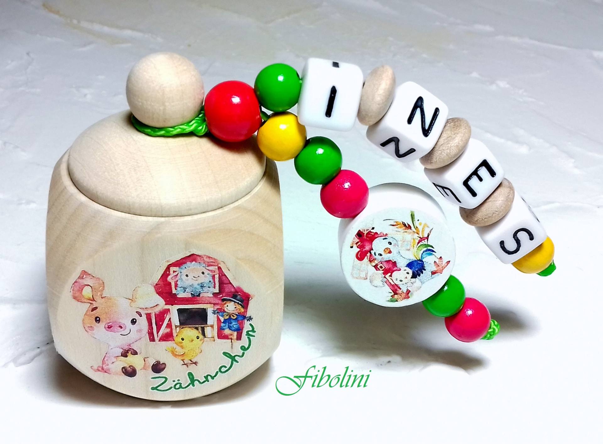 Milchzahndose "Farm". Beige, Gelb, Rot, Grün, Weiß, Personalisiert, Schwein, Huhn, Landleben, Zuckertüte, Kindergeburtstag, Holzdose, Diy Milchzahndose "Farm". Beige, Gelb, Rot, Grün, Weiß, Personalisiert, Schwein, Huhn, Landleben, Zuckertüte, Kindergeburtstag, Holzdose, Diy von Fibolini