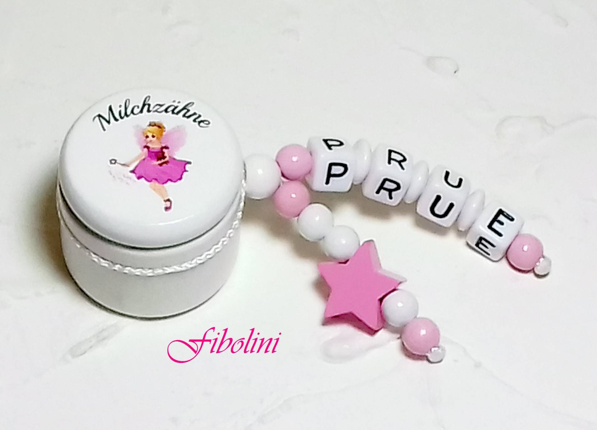 Milchzahndose "Feeglimmer". Zahn, Aufbewahrung, Holzperlen, Weiß, Rosa, Einschulung, Geburtstag, Personalisiert, Diy, Geschenk, Handgemacht Milchzahndose "Feeglimmer". Zahn, Aufbewahrung, Holzperlen, Weiß, Rosa, Einschulung, Geburtstag, Personalisiert, Diy, Geschenk, Handgemacht von Fibolini