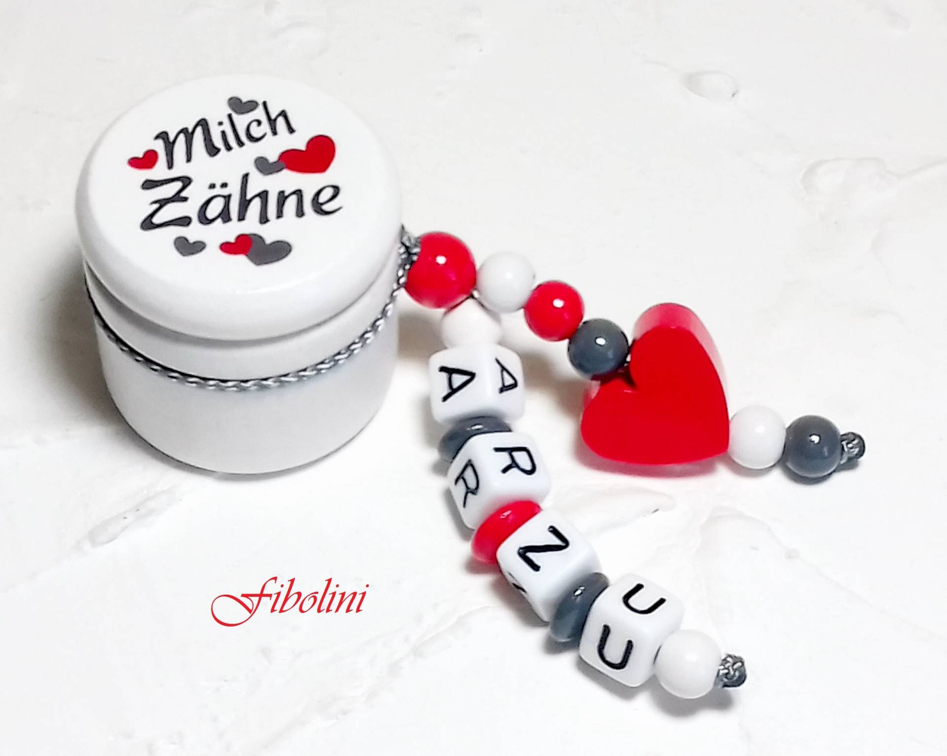 Milchzahndose "Herzilein". Rot, Grau, Weiß, Kindergarten, Geburtstag, Zahnfee, Fee, Herz, Schulstart, Geschenk, Weihnachten, Personalisiert Milchzahndose "Herzilein". Rot, Grau, Weiß, Kindergarten, Geburtstag, Zahnfee, Fee, Herz, Schulstart, Geschenk, Weihnachten, Personalisiert von Fibolini