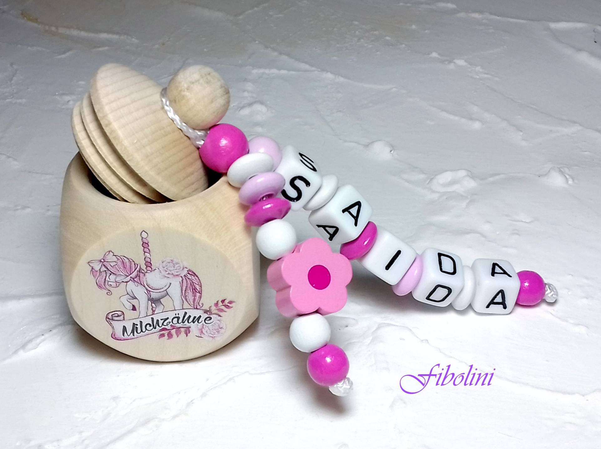 Milchzahndose "Karussellpony". Blume Pony Pferd Weiß Rosa Personalisiert Mit Namen Für Mädchen Einschulung Geburtstagsgeschenk Geschenk Diy Milchzahndose "Karussellpony". Blume Pony Pferd Weiß Rosa Personalisiert Mit Namen Für Mädchen Einschulung Geburtstagsgeschenk Geschenk Diy von Fibolini