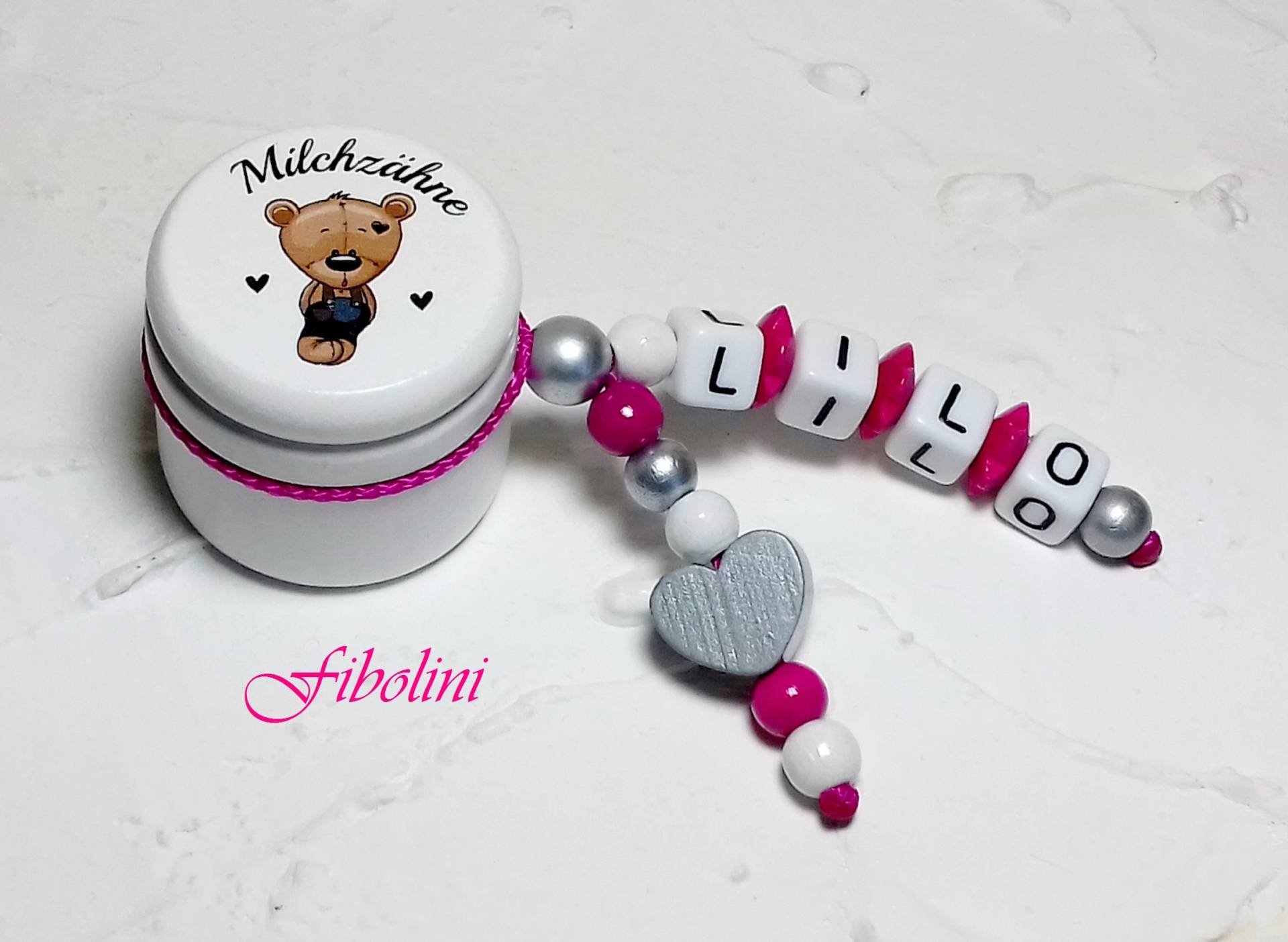 Milchzahndose "Little Bear". Pink, Weiß, Silber, Zahn, Zuckertüte, Personalisiert, Aufbewahrung, Wackelzahn, Holzperlen, Geburtstagsgeschenk Milchzahndose "Little Bear". Pink, Weiß, Silber, Zahn, Zuckertüte, Personalisiert, Aufbewahrung, Wackelzahn, Holzperlen, Geburtstagsgeschenk von Fibolini