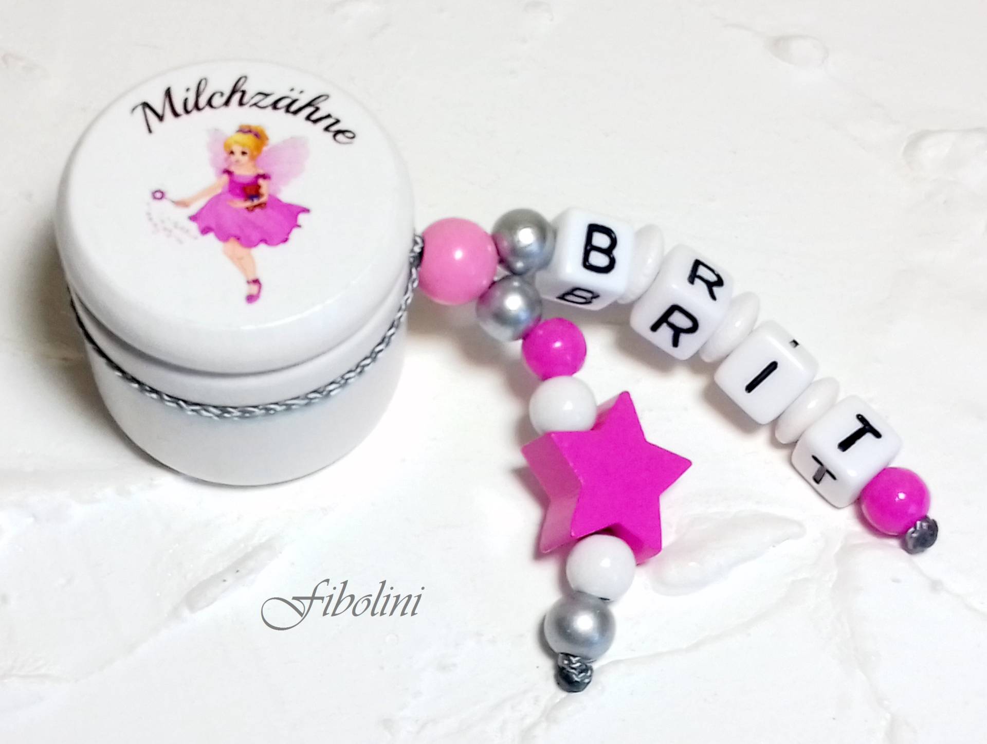 Milchzahndose "Sternenglimmer". Rosa, Silber, Weiß, Pink, Mädchen, Name, Einschulung, Stern, Zuckertüte, Kindergarten, Zahnfee, Holzdose Milchzahndose "Sternenglimmer". Rosa, Silber, Weiß, Pink, Mädchen, Name, Einschulung, Stern, Zuckertüte, Kindergarten, Zahnfee, Holzdose von Fibolini