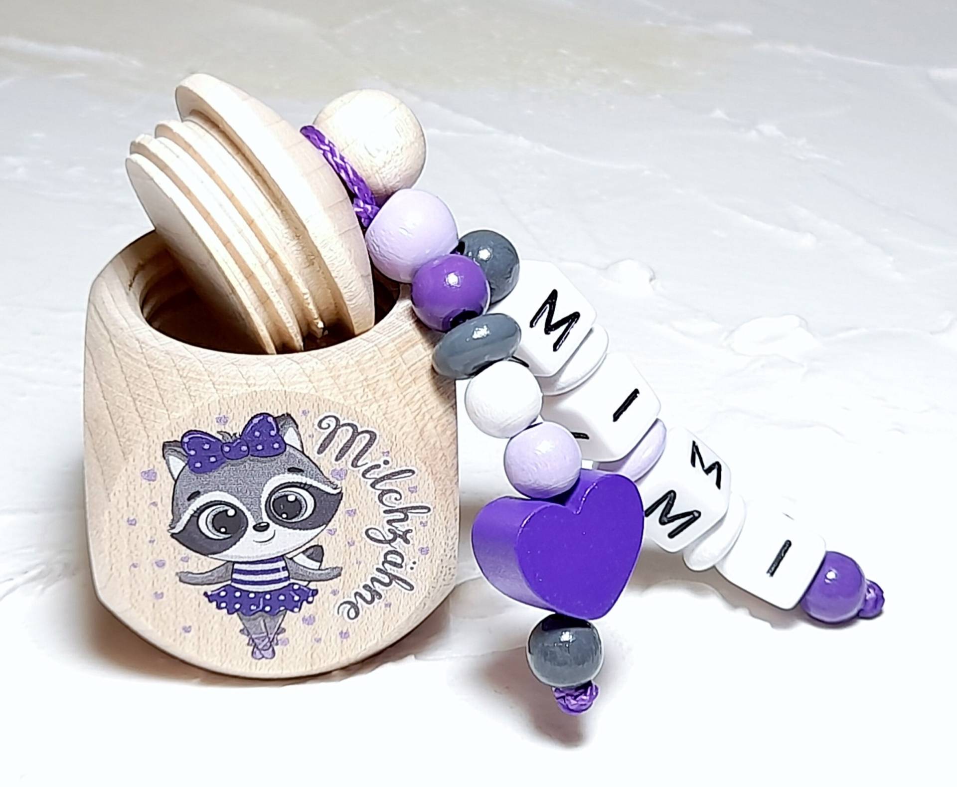 Milchzahndose "Tänzerin". Beige, Lila, Grau, Weiß, Tanzen, Zahndose, Kindergarten, Kindergeburtstag, Mit Name, Holzperlen, Waschbär, Ballett Milchzahndose "Tänzerin". Beige, Lila, Grau, Weiß, Tanzen, Zahndose, Kindergarten, Kindergeburtstag, Mit Name, Holzperlen, Waschbär, Ballett von Fibolini