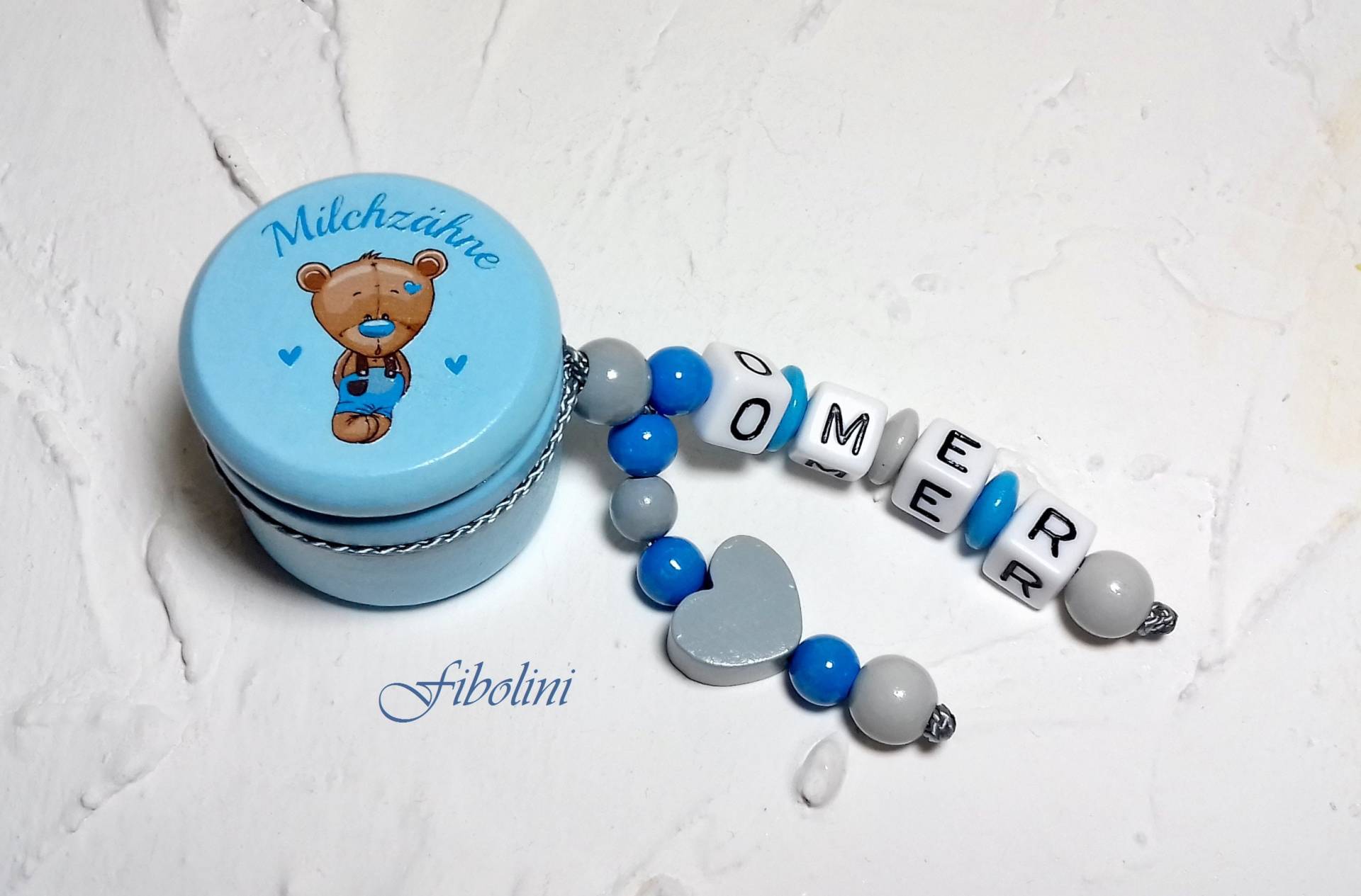 Milchzahndose "Teddyboy". Blau, Grau, Holzdose Für Milchzähne, Erste Zähnchen, Kindergarten, Inhalt Schultüte, Mit Namen, Personalisiert Milchzahndose "Teddyboy". Blau, Grau, Holzdose Für Milchzähne, Erste Zähnchen, Kindergarten, Inhalt Schultüte, Mit Namen, Personalisiert von Fibolini