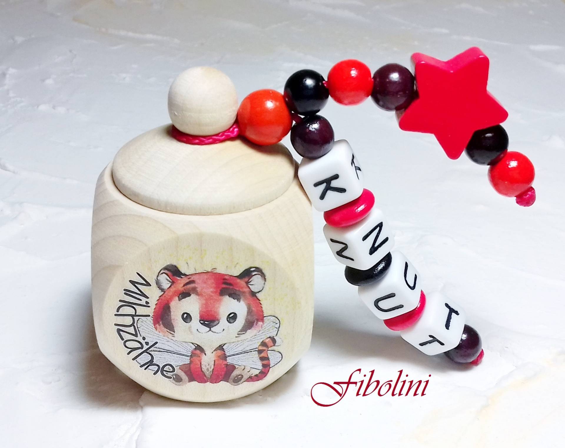 Milchzahndose "Tiger". Beige, Orange, Rot, Schwarz, Braun, Personalisiert, Zuckertüte, Kindergeburtstag, Holzdose, Diy, Afrika, Schulstart Milchzahndose "Tiger". Beige, Orange, Rot, Schwarz, Braun, Personalisiert, Zuckertüte, Kindergeburtstag, Holzdose, Diy, Afrika, Schulstart von Fibolini