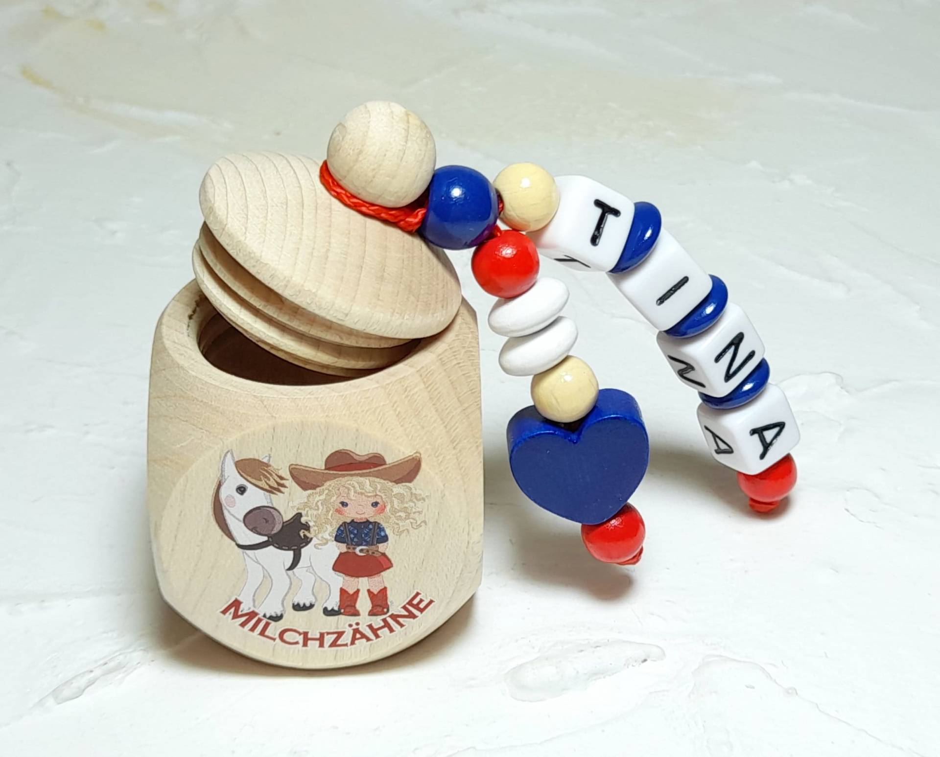 Milchzahndose "Wilder Westen". Rot, Blau, Weiß, Beige, Cowgirl, Kindergarten Geschenk, Zähnchen, Meilensteine, Schultüte Inhalt, Zahn, Pony Milchzahndose "Wilder Westen". Rot, Blau, Weiß, Beige, Cowgirl, Kindergarten Geschenk, Zähnchen, Meilensteine, Schultüte Inhalt, Zahn, Pony von Fibolini