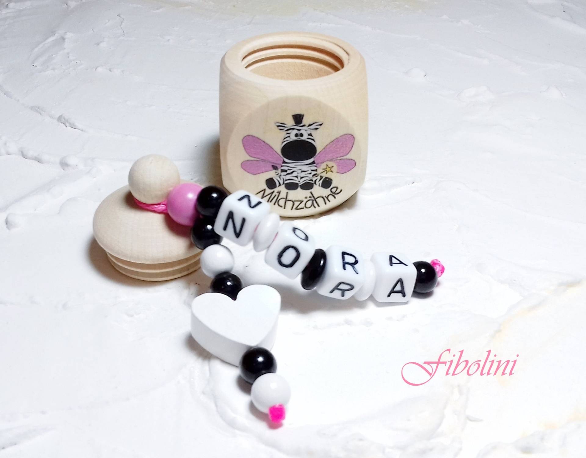 Milchzahndose "Zebra". Rosa, Weiß, Schwarz, Beige, Herz, Schule, Zuckertüte, Kinder, Geburtstag, Geschenk, Zahnbox, Fee, Meilenstein, Name Milchzahndose "Zebra". Rosa, Weiß, Schwarz, Beige, Herz, Schule, Zuckertüte, Kinder, Geburtstag, Geschenk, Zahnbox, Fee, Meilenstein, Name von Fibolini