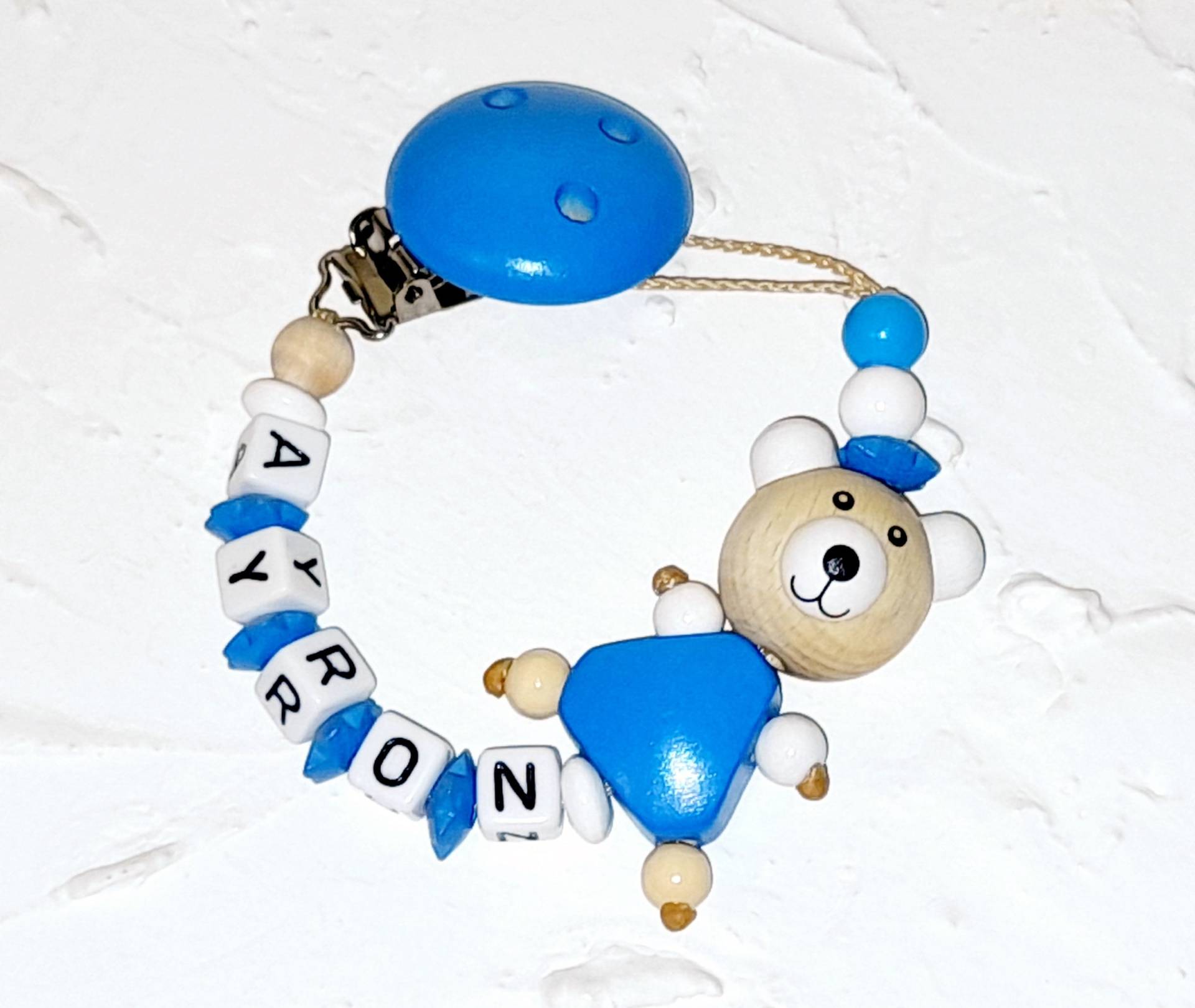 Schnullerkette 3-D "Babyboy". Blau, Weiß, Beige, Nuggikette, Schnuller, Meilensteinkarte, Schnullerhalter, Silikonadapter, Eltern, Namen Schnullerkette 3-D "Babyboy". Blau, Weiß, Beige, Nuggikette, Schnuller, Meilensteinkarte, Schnullerhalter, Silikonadapter, Eltern, Namen von Fibolini