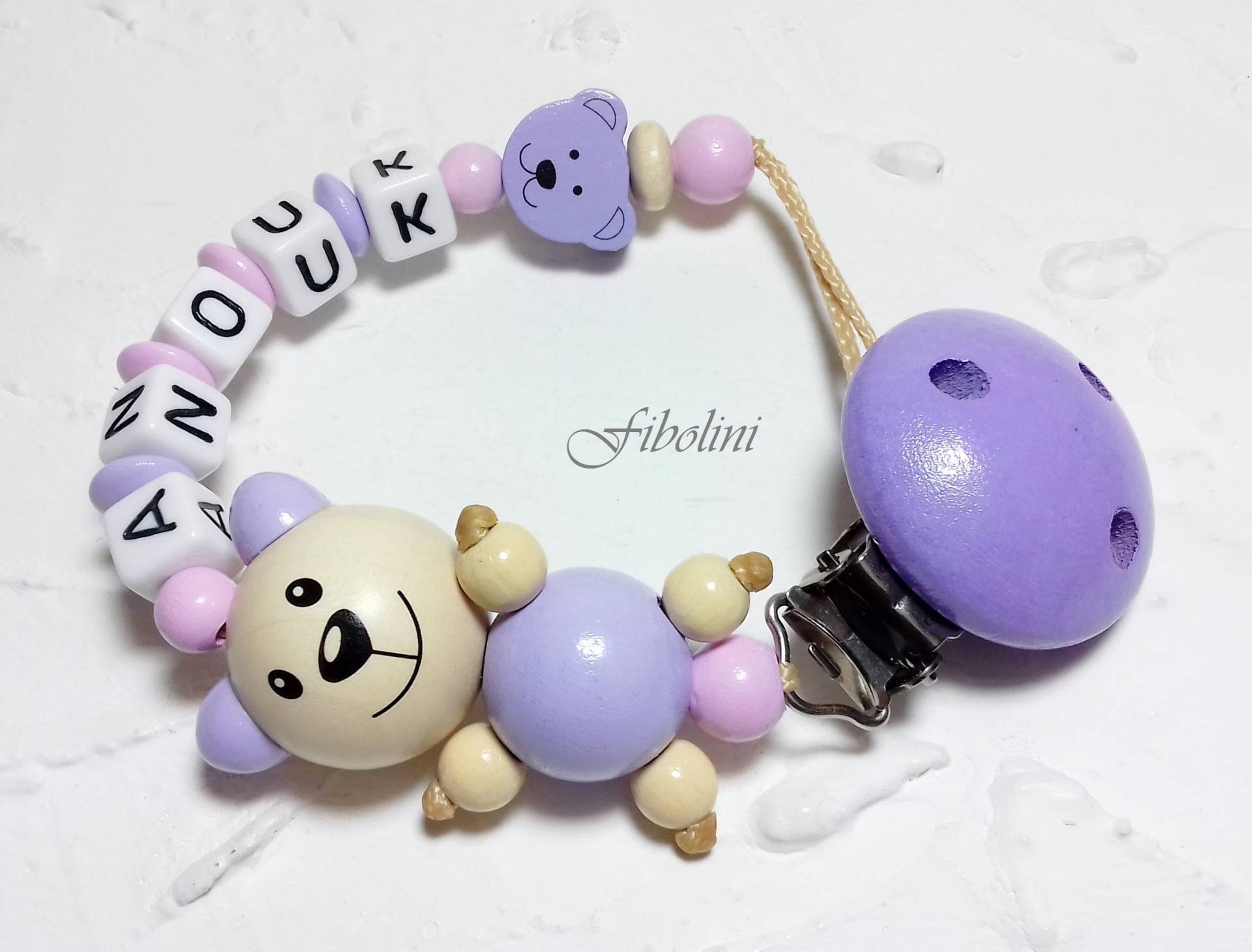 Schnullerkette 3-D "Kleiner Bär". Teddy, Babyparty, Nuggikette, Flieder, Rosa, Beige, Baby, Geschenk, Name, Handgemacht, Personalisierung Schnullerkette 3-D "Kleiner Bär". Teddy, Babyparty, Nuggikette, Flieder, Rosa, Beige, Baby, Geschenk, Name, Handgemacht, Personalisierung von Fibolini