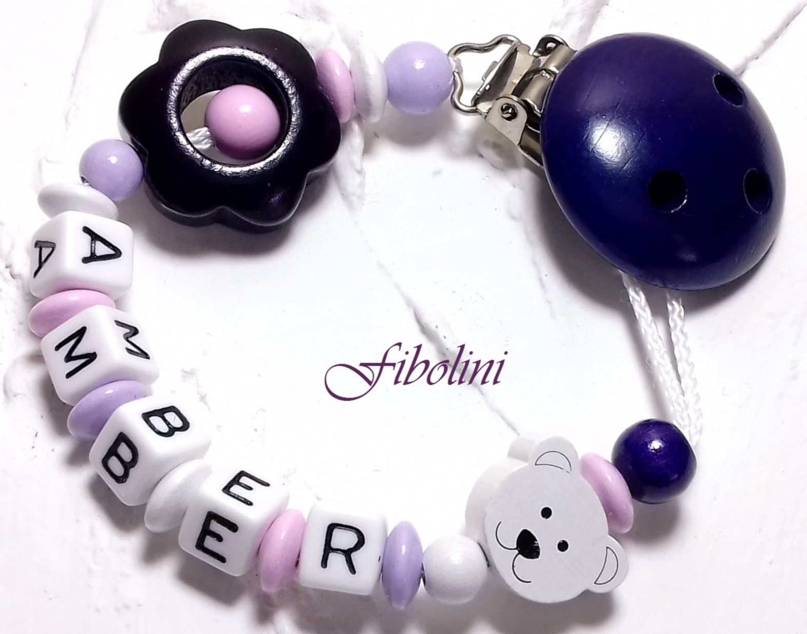 Schnullerkette "Blumenbärchen". Schnullerband, Schnuller, Personalisiert, Lila, Rosa, Weiß, Zwillinge, Diy, Nuggikette, Clip, Geburt, Holz Schnullerkette "Blumenbärchen". Schnullerband, Schnuller, Personalisiert, Lila, Rosa, Weiß, Zwillinge, Diy, Nuggikette, Clip, Geburt, Holz von Fibolini