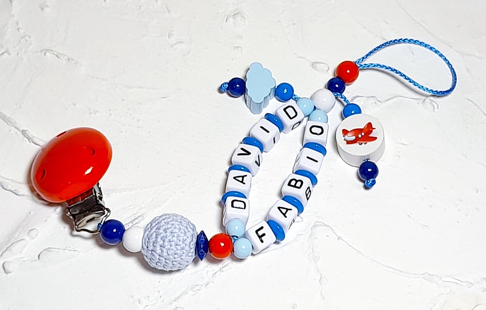 Schnullerkette "Kleiner Pilot" Mit Wunschdoppelnamen. Rot, Blau, Weiß, Schwangerschaft, Babygeschenk, Taufpatin, Jungen, Diy, Name, Geburt Schnullerkette "Kleiner Pilot" Mit Wunschdoppelnamen. Rot, Blau, Weiß, Schwangerschaft, Babygeschenk, Taufpatin, Jungen, Diy, Name, Geburt von Fibolini