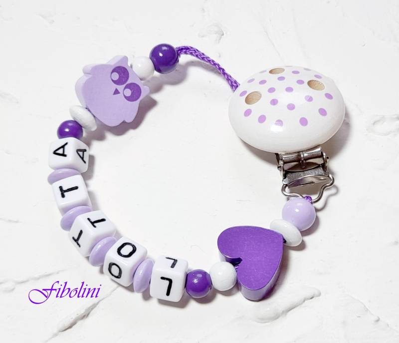 Schnullerkette "Lila". Weiß, Lila, Flieder, Eule, Herz, Schnullerband, Mädchen, Taufpate, Großeltern, Babyset, Nuckelkette, Perlen, Name von Fibolini