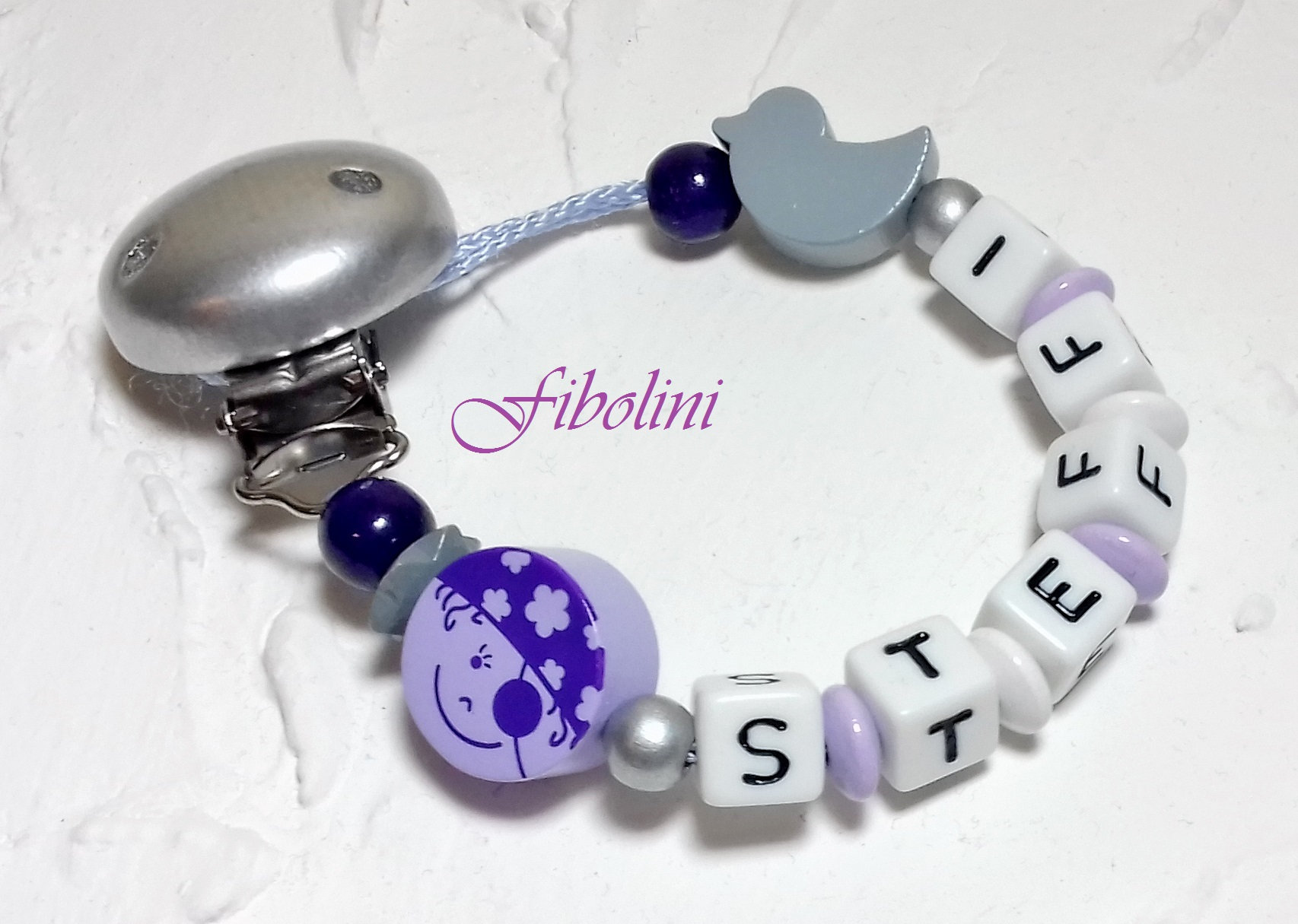 Schnullerkette "Piratin". Meer Wasser See Silber Violett Dunkelgrau Weiß Flieder Für Mädchen Mit Namen Diy Holzperlen Langer Name Schwanger Schnullerkette "Piratin". Meer Wasser See Silber Violett Dunkelgrau Weiß Flieder Für Mädchen Mit Namen Diy Holzperlen Langer Name Schwanger von Fibolini