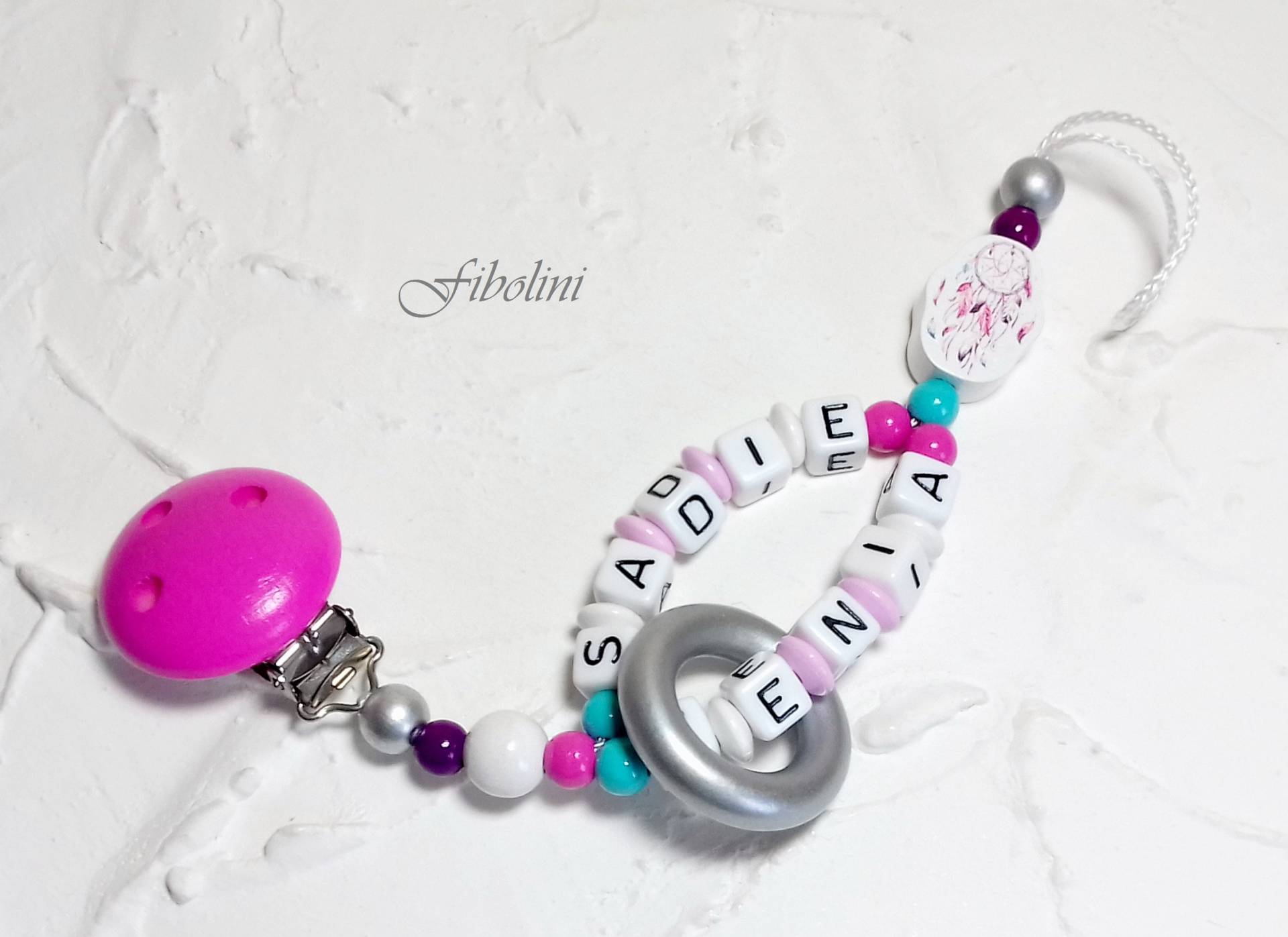 Schnullerkette "Traumfänger" Mit Wunschdoppelnamen. Rosa Silber Weiß Türkis Purpur Schnullerhalter Meilenstein Nuggikette Nuckelkette Diy Schnullerkette "Traumfänger" Mit Wunschdoppelnamen. Rosa Silber Weiß Türkis Purpur Schnullerhalter Meilenstein Nuggikette Nuckelkette Diy von Fibolini