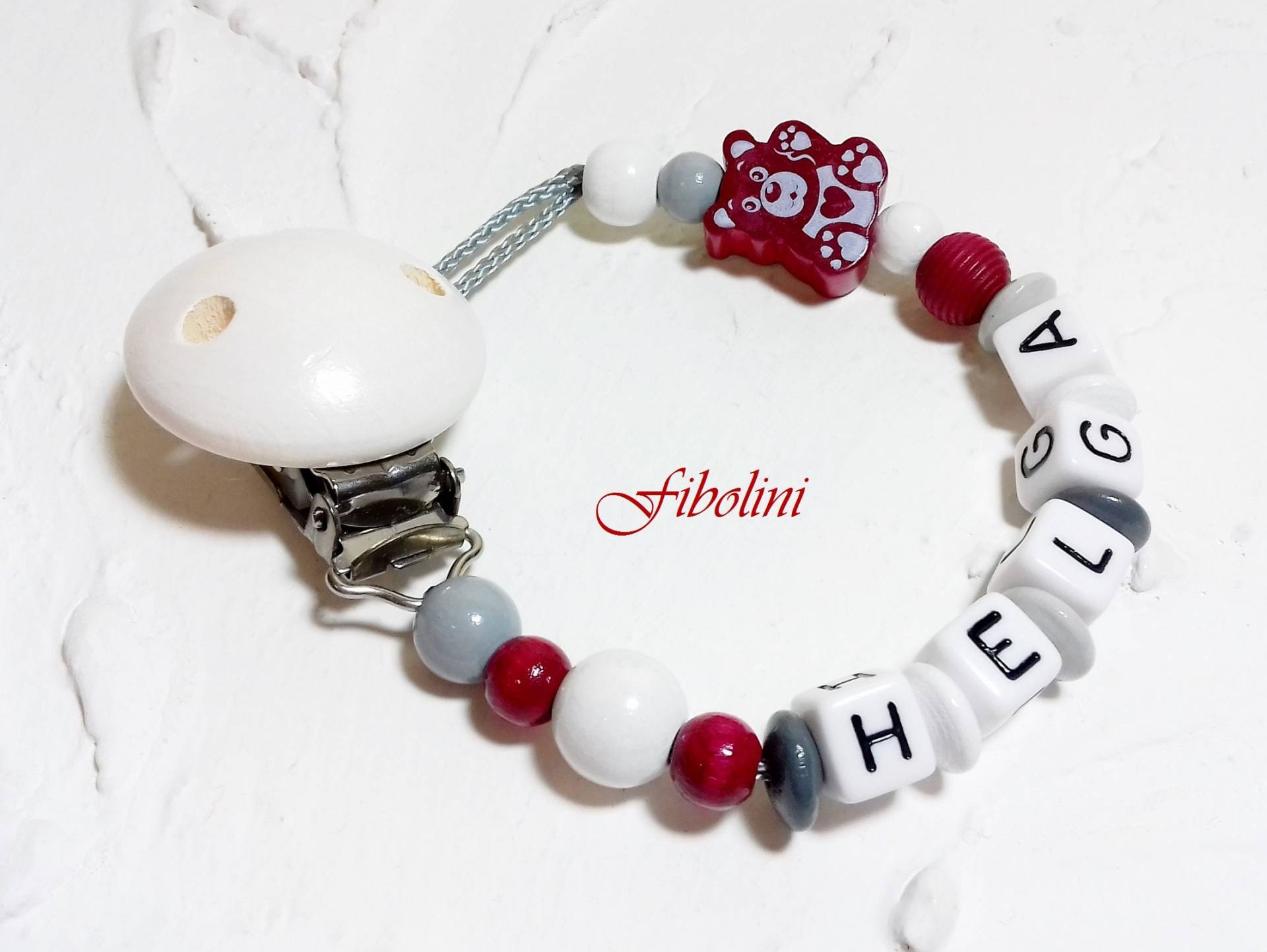 Schnullerkette "Winkebär". Geschenk Zur Geburt, Taufe, Schwangerschaft Verkünden, Rot, Grau, Weiß, Nuggikette, Schnullerhalter, Schnuller Schnullerkette "Winkebär". Geschenk Zur Geburt, Taufe, Schwangerschaft Verkünden, Rot, Grau, Weiß, Nuggikette, Schnullerhalter, Schnuller von Fibolini