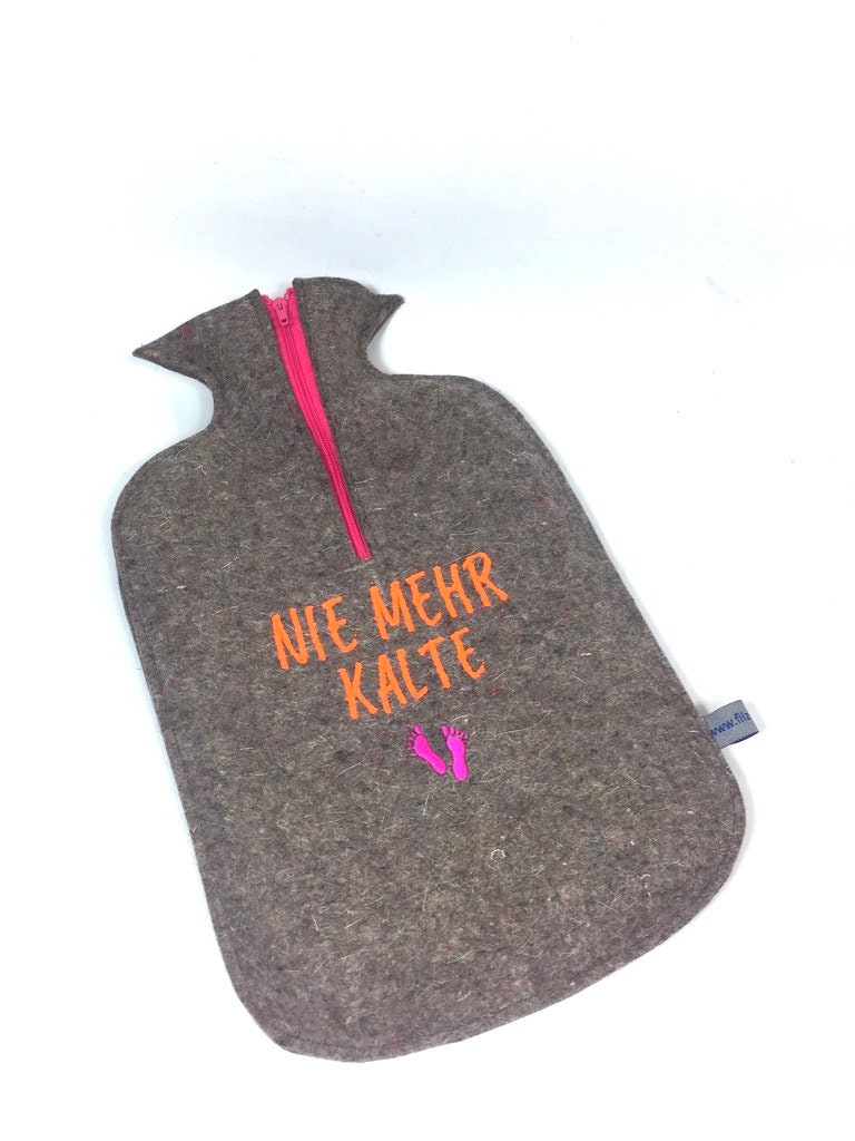 Filz - Kuschelwärmflaschenhülle in Naturgrau Mit "Nie Mehr Kalte" Filz - Kuschelwärmflaschenhülle in Naturgrau Mit "Nie Mehr Kalte" von Filzschnitt