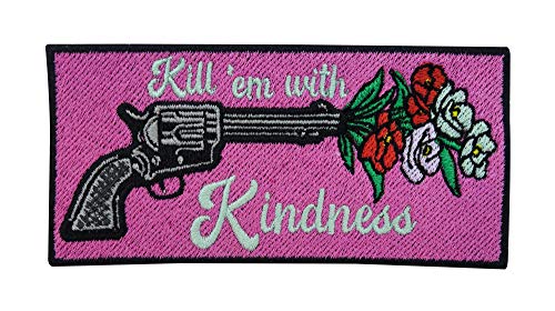 Finally Home Kill 'em with Kindness Patch zum Aufbügeln | Waffe mit Blumen Patches, Flower Bügelflicken, Pinke Stoff Flicken, Aufnäher Mädchen Frauen von Finally Home