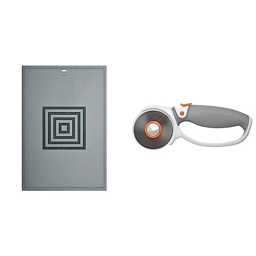 Fiskars A1 Schneidematte, 60 cm x 91 cm, Schnittfest, 1003896 & Titan-Rollmesser, Ø 60 mm, Für Rechts- und Linkshänder, Orange/Weiß/Grau, 1004753 Fiskars A1 Schneidematte, 60 cm x 91 cm, Schnittfest, 1003896 & Titan-Rollmesser, Ø 60 mm, Für Rechts- und Linkshänder, Orange/Weiß/Grau, 1004753 von Fiskars