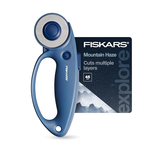 Fiskars Loop Rollschneider, Explore Collection Mountain Haze, präzisionsgeschliffene Stahlklinge für Stoff, Filz und Vinyl, 45 mm Fiskars Loop Rollschneider, Explore Collection Mountain Haze, präzisionsgeschliffene Stahlklinge für Stoff, Filz und Vinyl, 45 mm von Fiskars
