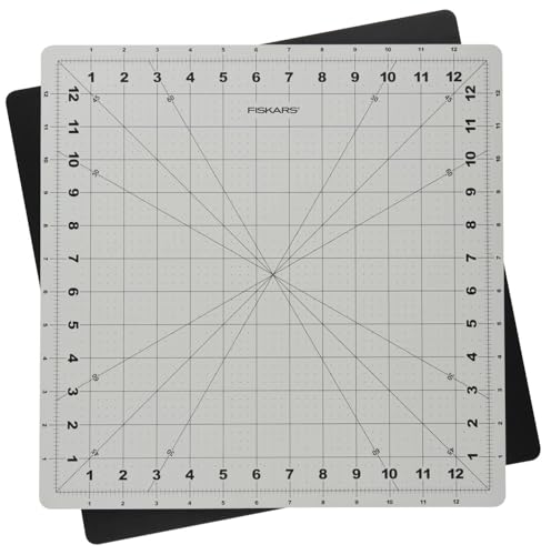 Fiskars Rotationsschneidematte, Selbstheilende Schneidematte, Um 360° drehbar, Schräglinien für 30°, 45° und 60°, 13" x 13" (33 x 33 cm), Grau, 1065610 von Fiskars