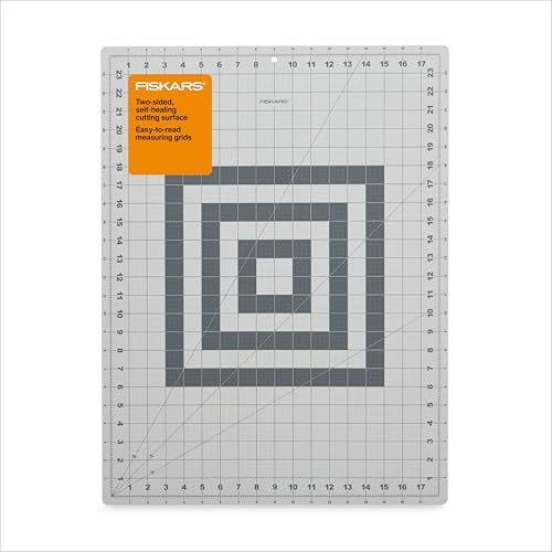 Fiskars Schneidematte, selbstheilende Stoff-Schneidefläche, doppelseitiges Gitter mit Schräglinien, 45,7 x 61 cm Fiskars Schneidematte, selbstheilende Stoff-Schneidefläche, doppelseitiges Gitter mit Schräglinien, 45,7 x 61 cm von Fiskars