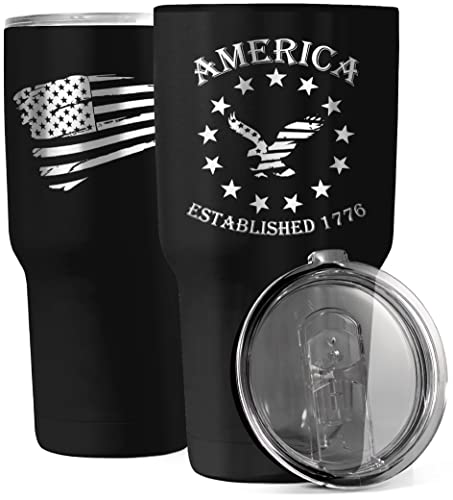 1776 America Reisebecher, patriotischer Becher, 850 ml, amerikanische Flagge, patriotischer Kaffee-Reisebecher, doppelt isoliert, 850 ml, graviert in den USA – (America 1776) von Flaskimo