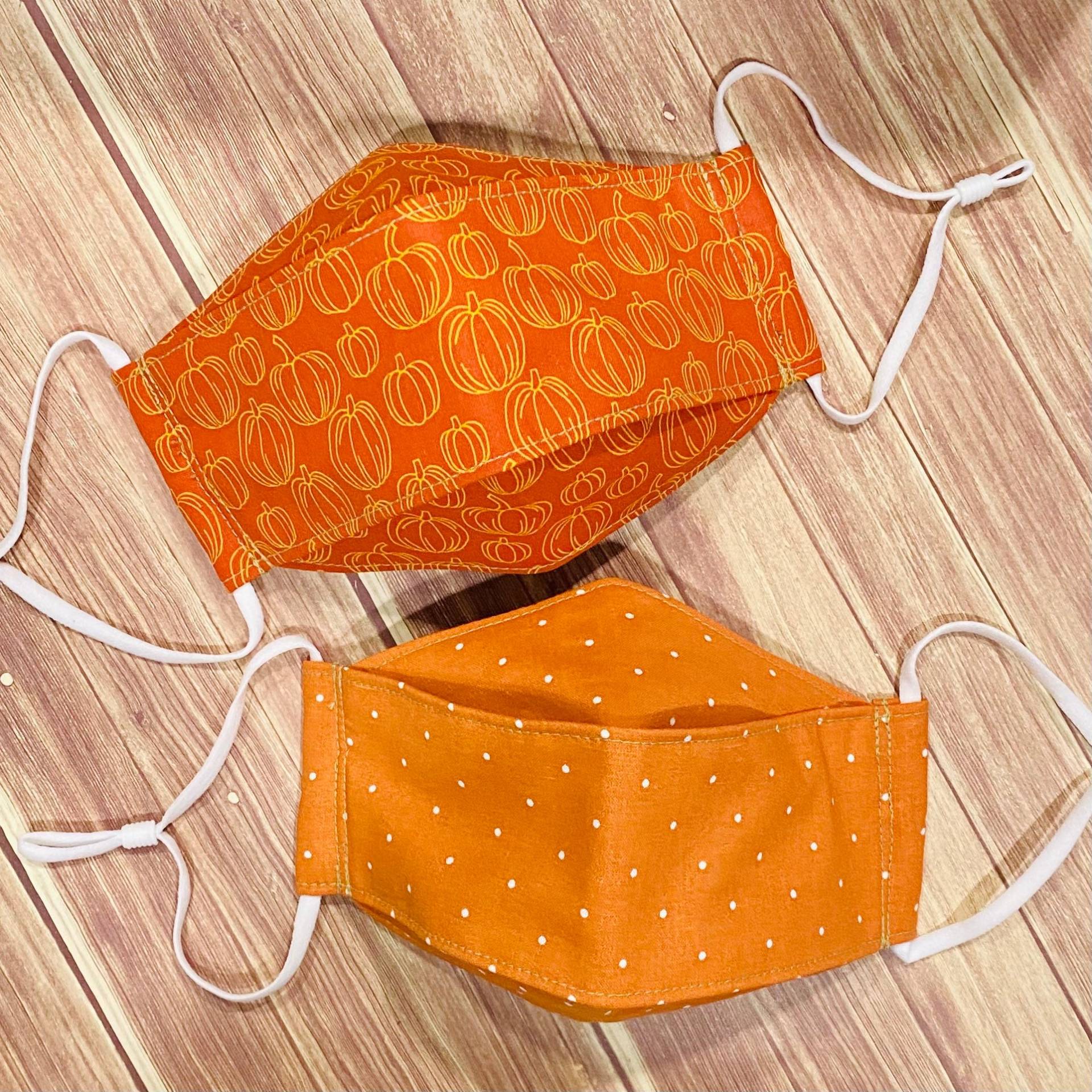 3D Gesichtsmasken Im Herbst/ Herbst Kürbis Spice Burnt Orange Print Oder Polka Dot Baumwollstoff 3D Gesichtsmasken Im Herbst/ Herbst Kürbis Spice Burnt Orange Print Oder Polka Dot Baumwollstoff von Floralandleaves