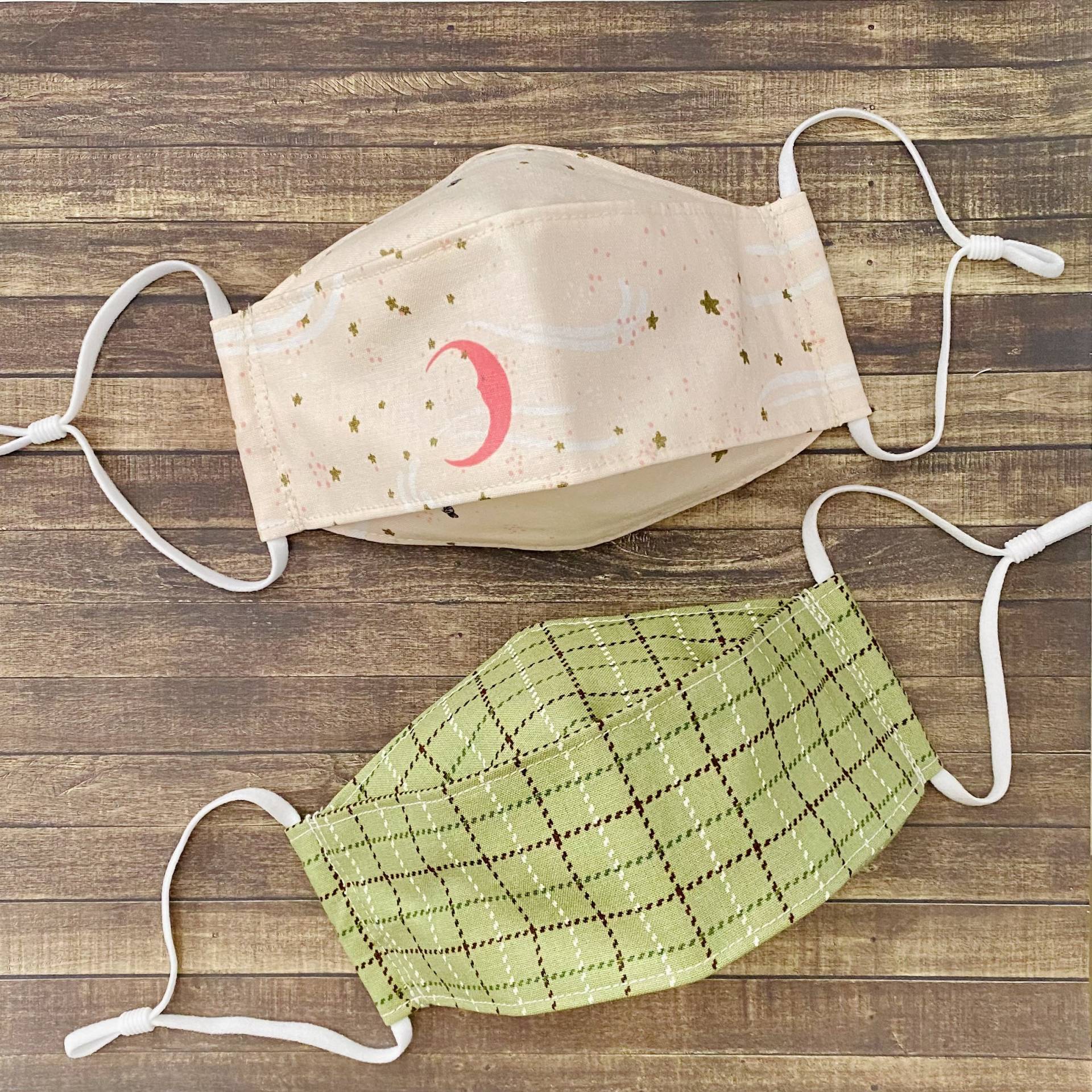 3D Gesichtsmasken in Rosa Mond Und Sterne Print Oder Grüner Houndstooth Karo Baumwollstoff 3D Gesichtsmasken in Rosa Mond Und Sterne Print Oder Grüner Houndstooth Karo Baumwollstoff von Floralandleaves