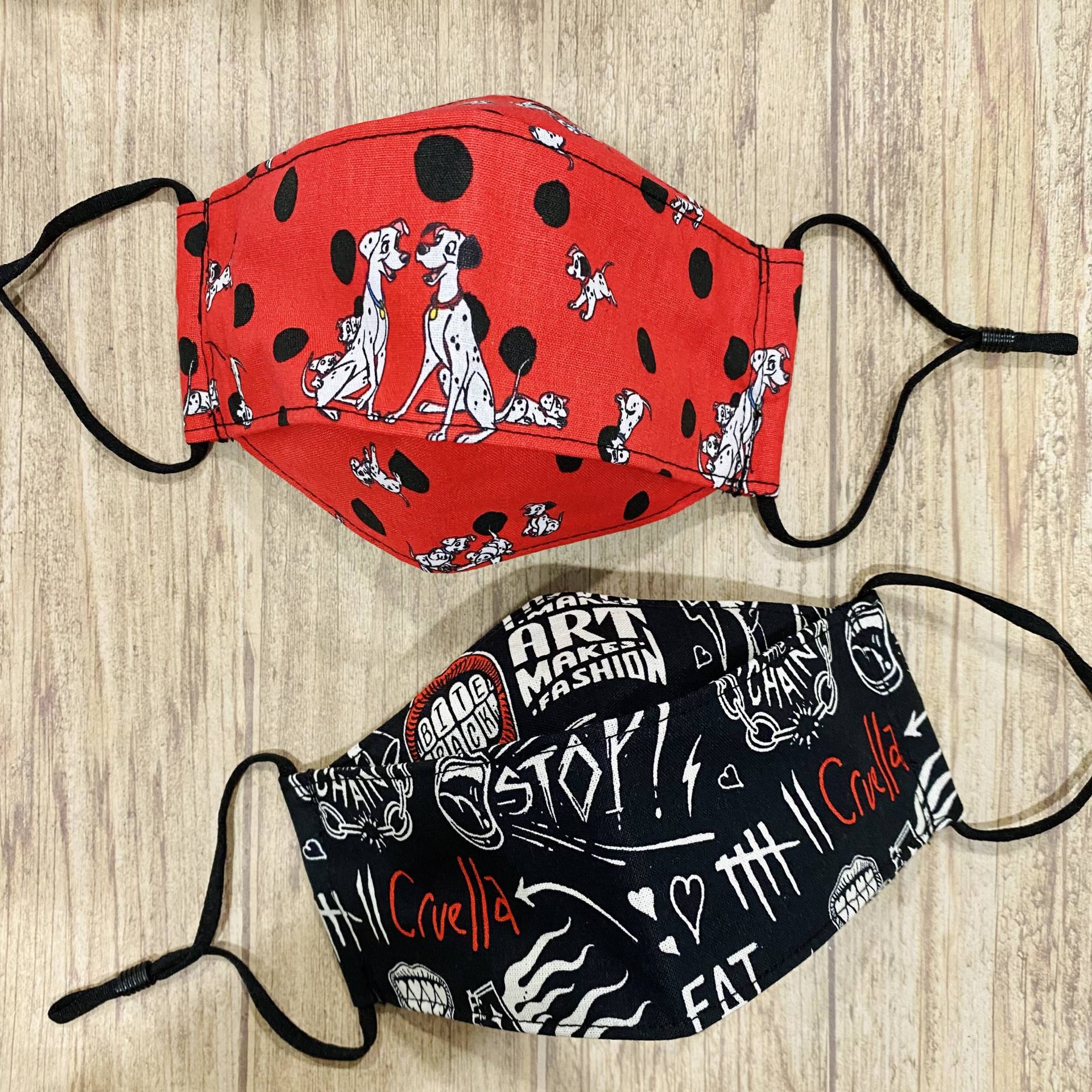 3D Gesichtsmasken in Rot Dalmatiner Polka Dot Print Oder Cruela Baumwollstoff von Floralandleaves