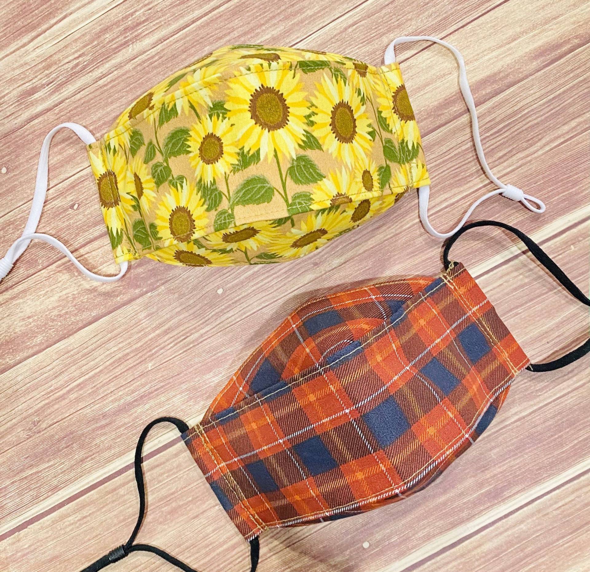 3D Gesichtsmasken in Sonnenblumen Print Oder Rot Kariert Baumwollstoff 3D Gesichtsmasken in Sonnenblumen Print Oder Rot Kariert Baumwollstoff von Floralandleaves