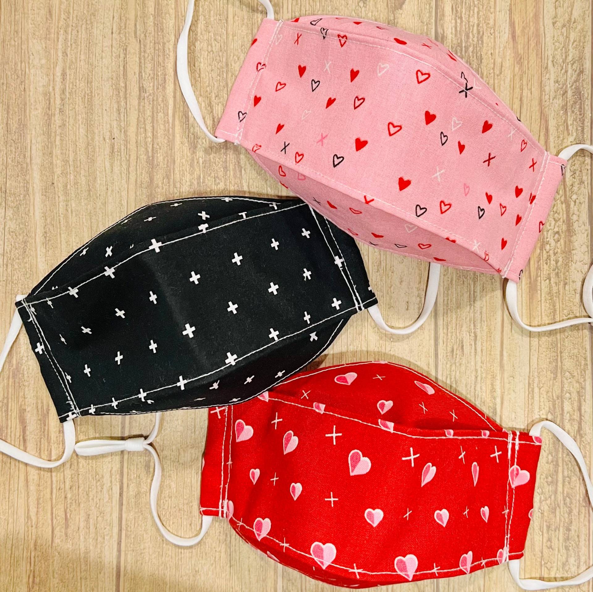 Special Valentines Day Set Herzen Und Kreuz Print 3-D-Gesichtsmaske Aus Baumwolle Special Valentines Day Set Herzen Und Kreuz Print 3-D-Gesichtsmaske Aus Baumwolle von Floralandleaves