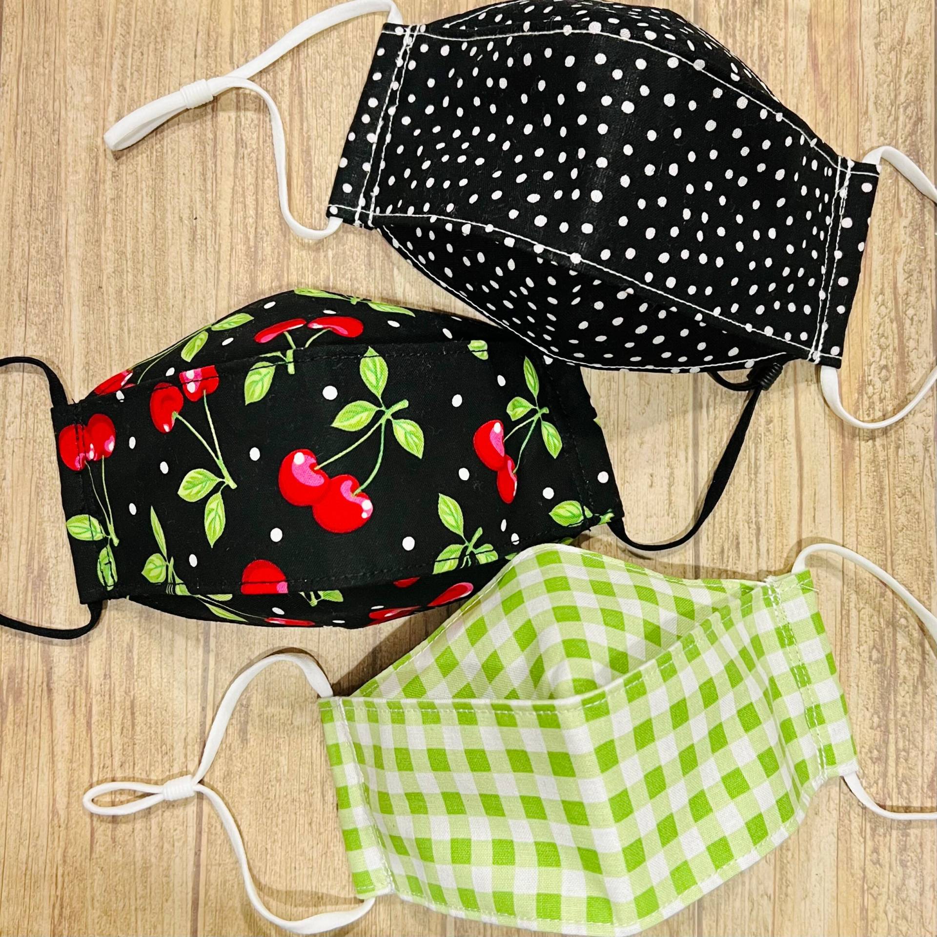Besonderes Valetines Day Set Punkte Kirschen Gingham Print Baumwolle 3-D Gesichtsmaske Besonderes Valetines Day Set Punkte Kirschen Gingham Print Baumwolle 3-D Gesichtsmaske von Floralandleaves