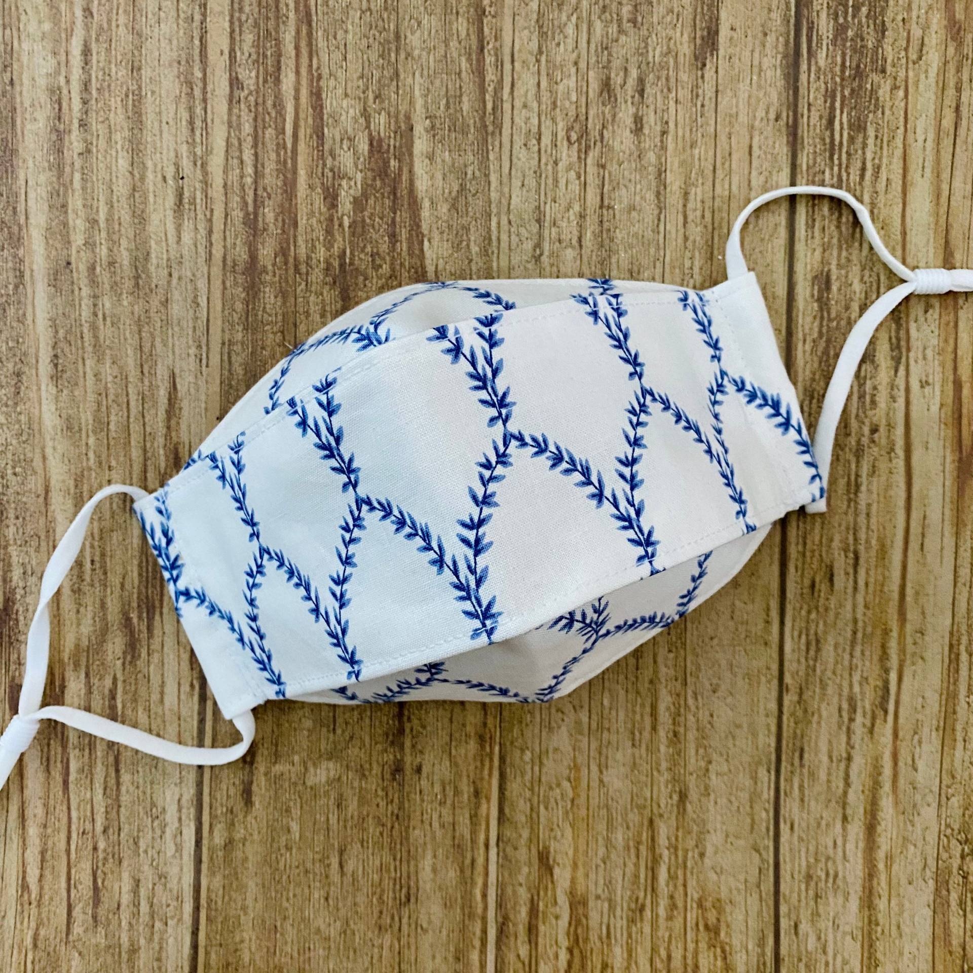 Gewehrpapier Lorbeer Marine Und Weiß Baumwolle 3-D Gesichtsmaske Gewehrpapier Lorbeer Marine Und Weiß Baumwolle 3-D Gesichtsmaske von Floralandleaves