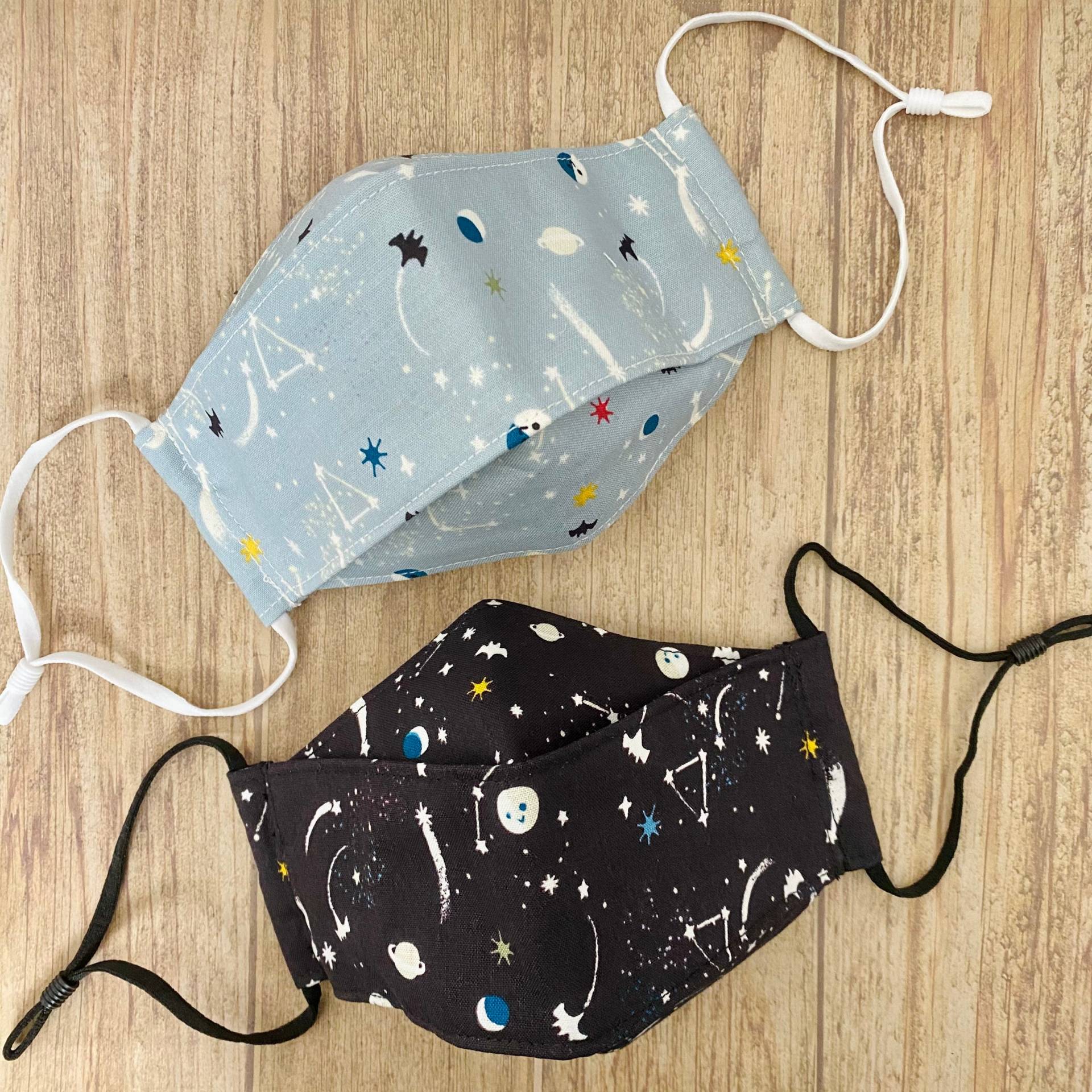 Halloween Fun "Tiny Treaters, Milky Way in Charcoal Glow The Dark" Oder "Grey" Print Cotton 3-D Maske Halloween Fun "Tiny Treaters, Milky Way in Charcoal Glow The Dark" Oder "Grey" Print Cotton 3-D Maske von Floralandleaves