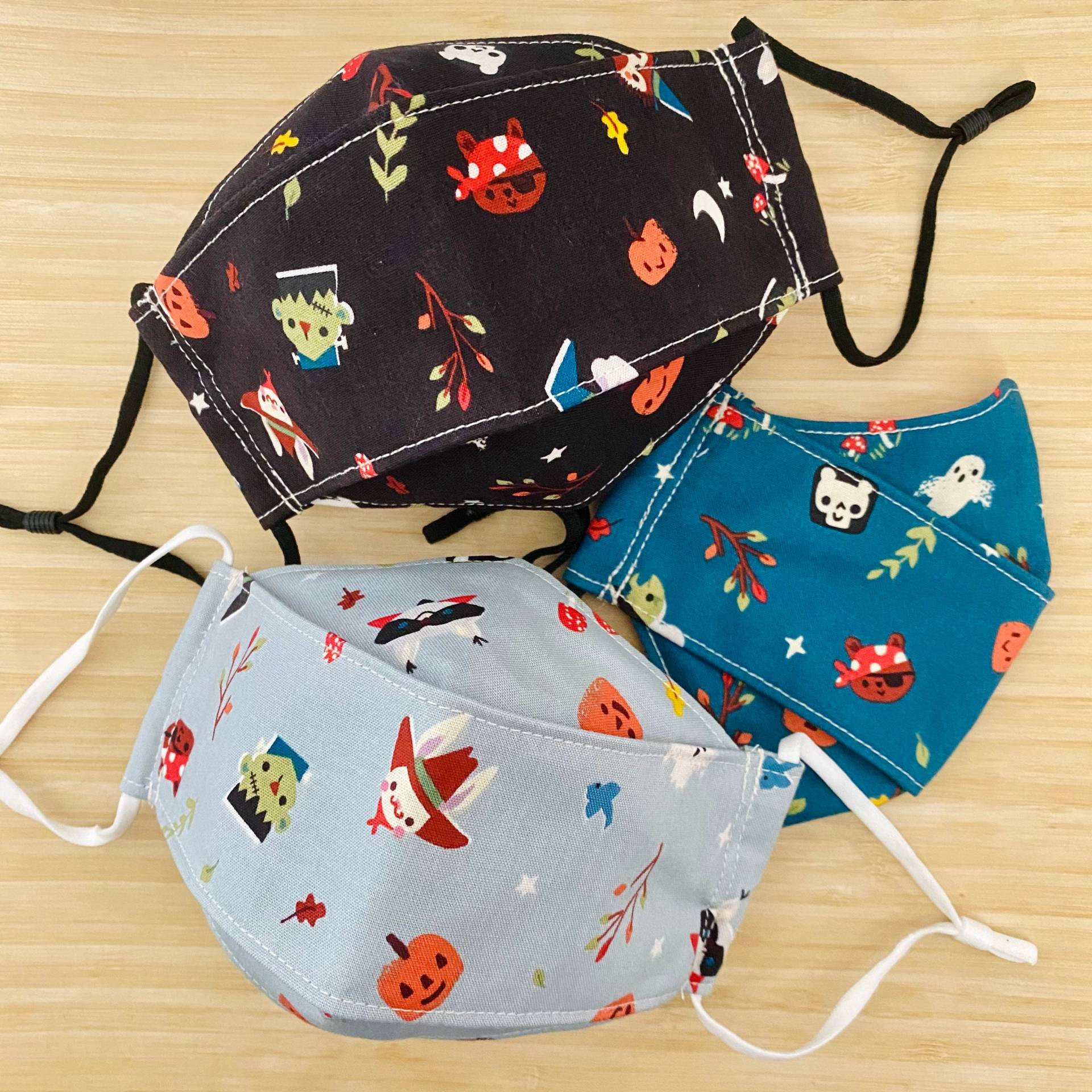 Halloween Fun "Tiny Treaters Toss" in Grau/Oder Kohle | Glow The Dark Teal Print Baumwolle 3-D Maske Halloween Fun "Tiny Treaters Toss" in Grau/Oder Kohle | Glow The Dark Teal Print Baumwolle 3-D Maske von Floralandleaves