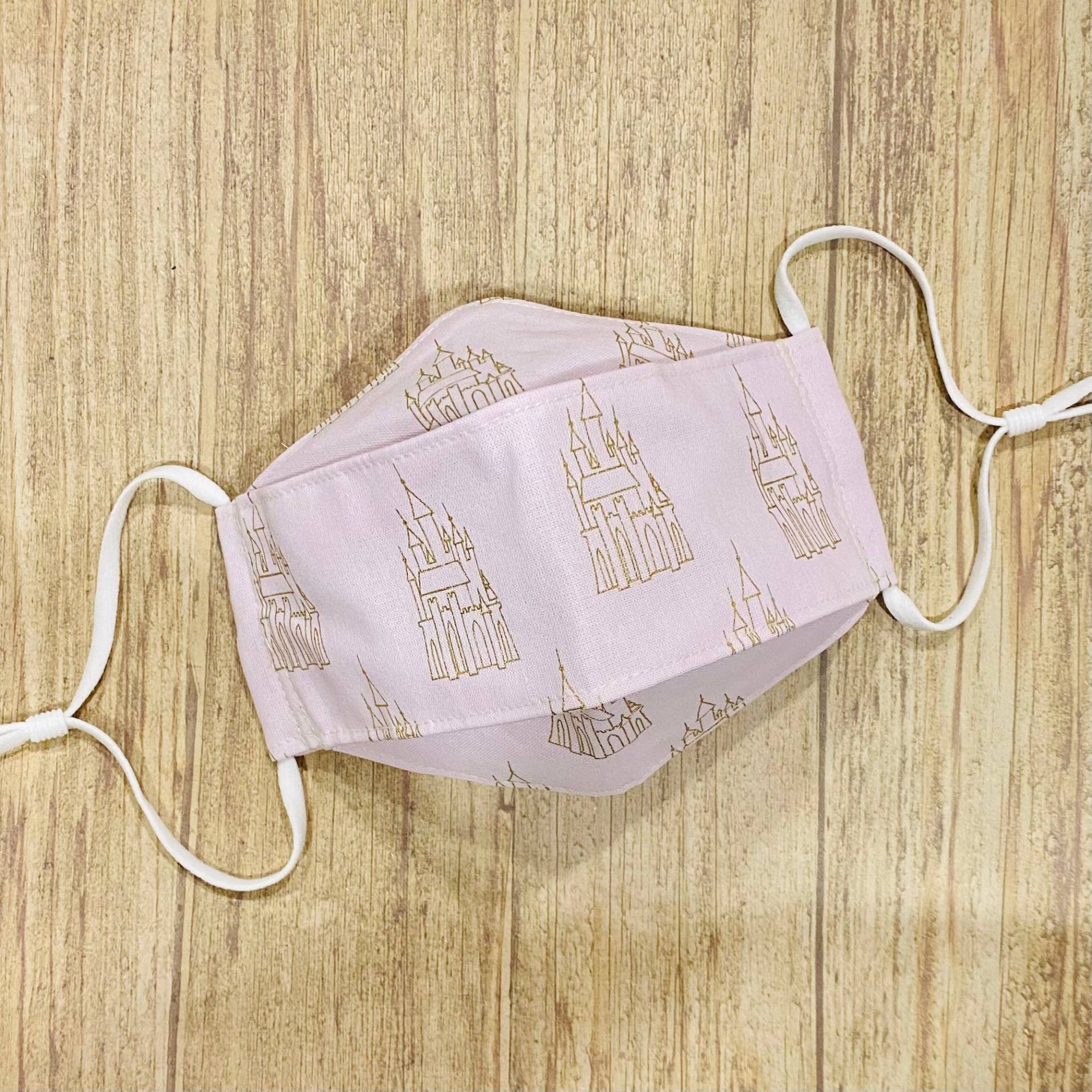 Magic Princess Castle Gold Auf Pink Print Baumwolle 3-D Maske Magic Princess Castle Gold Auf Pink Print Baumwolle 3-D Maske von Floralandleaves